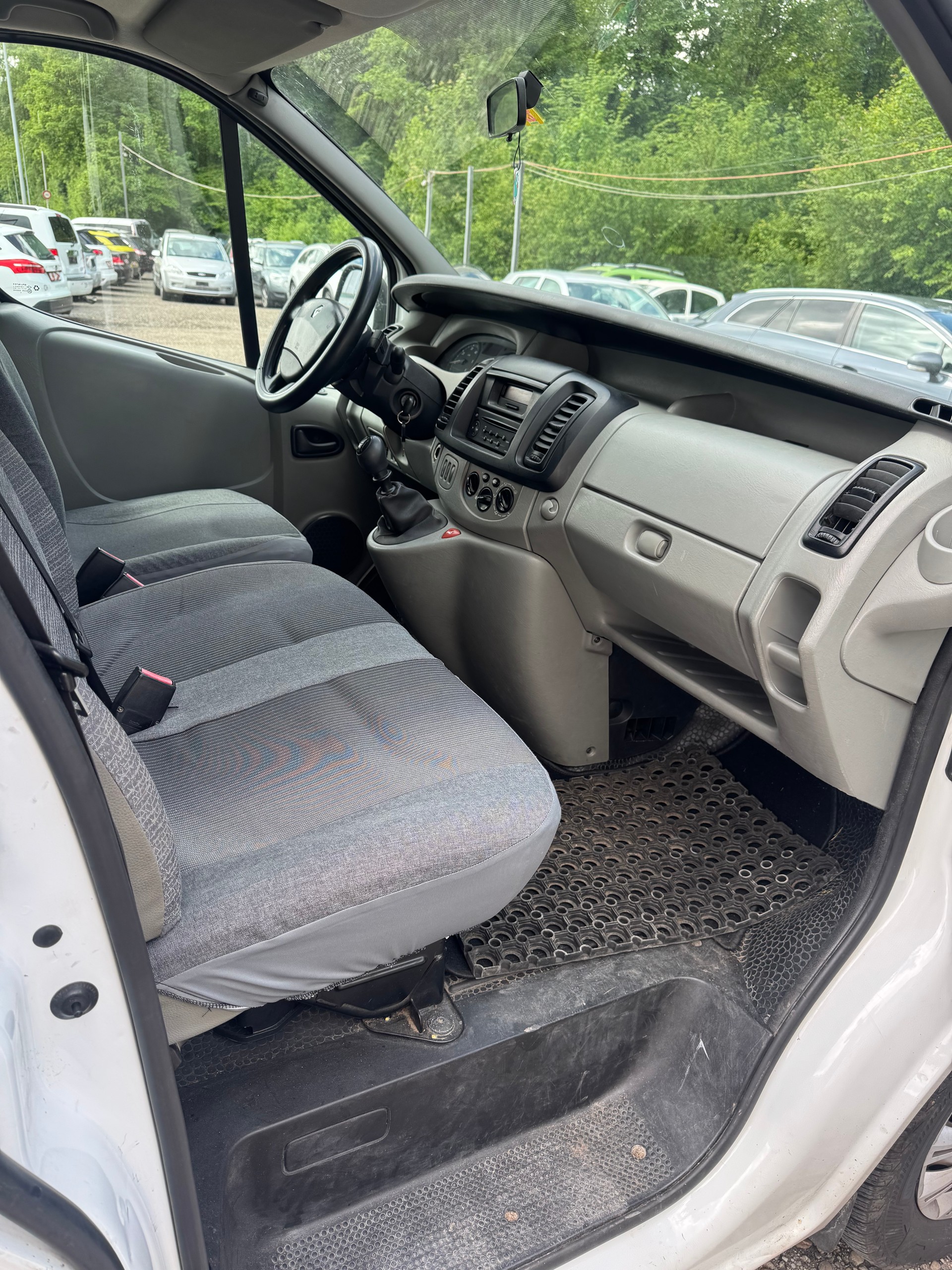 RENAULT TRAFIC-image-5