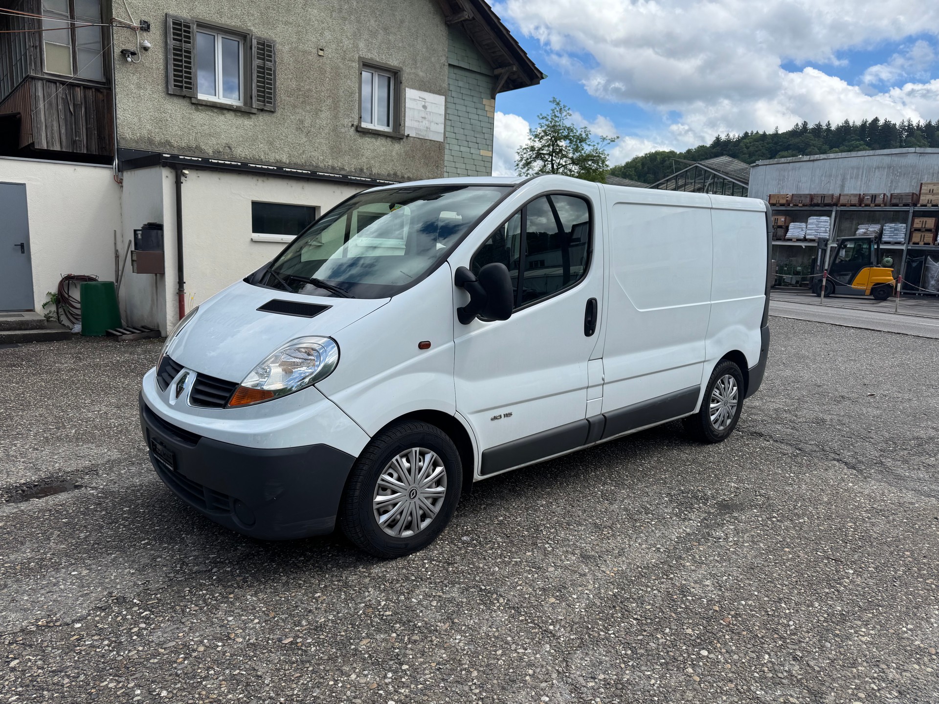 RENAULT TRAFIC-image-1