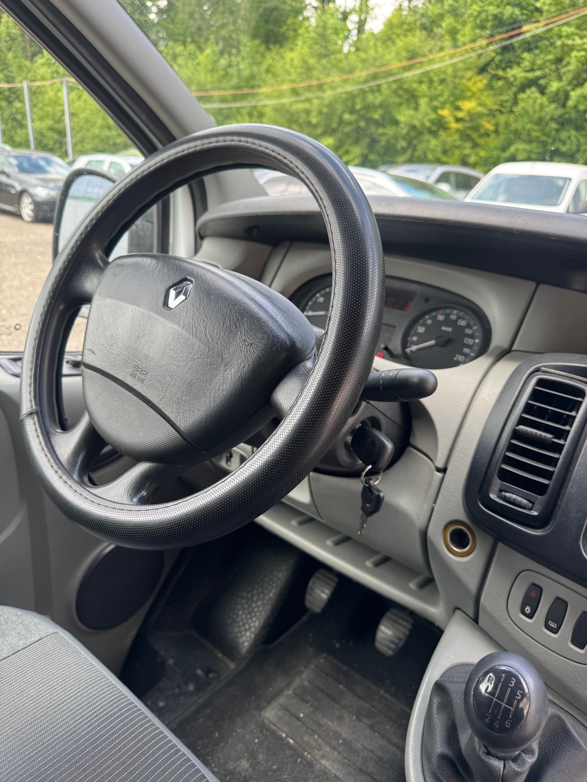 RENAULT TRAFIC-image-7
