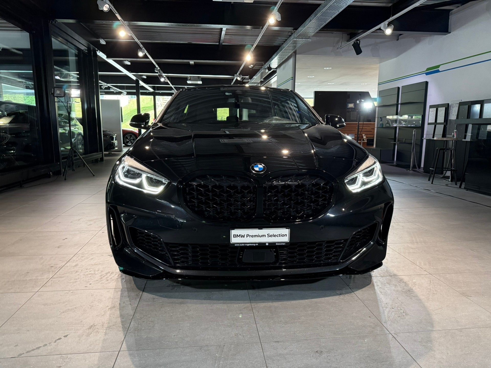 BMW M135i xDrive Steptronic-showroom-element-1