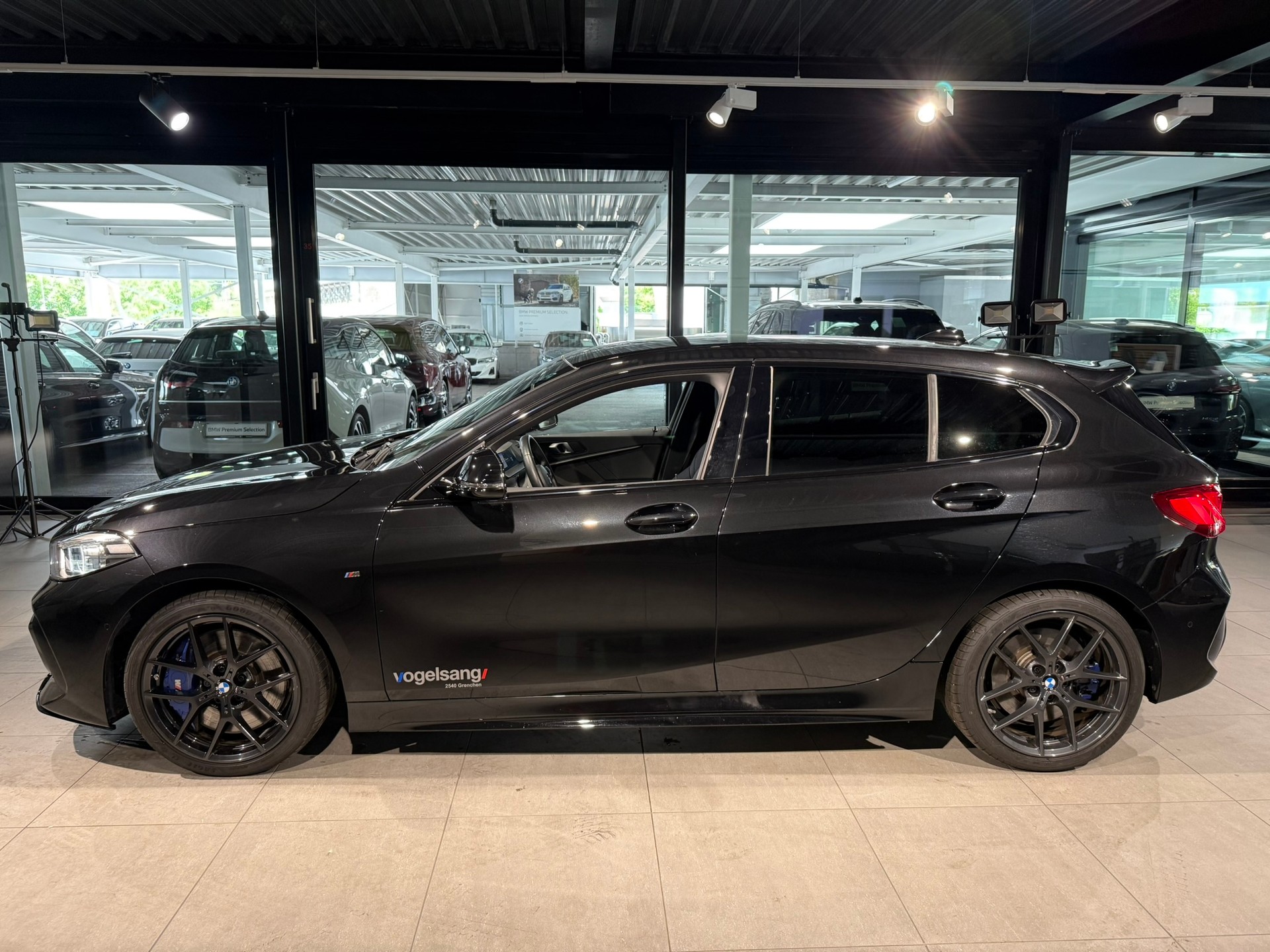 BMW M135i xDrive Steptronic-showroom-element-3