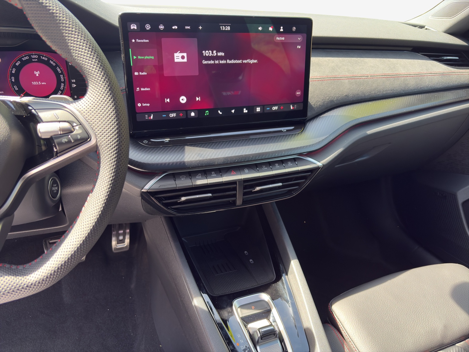 SKODA Octavia Combi 2.0 TSI DSG RS-image-10