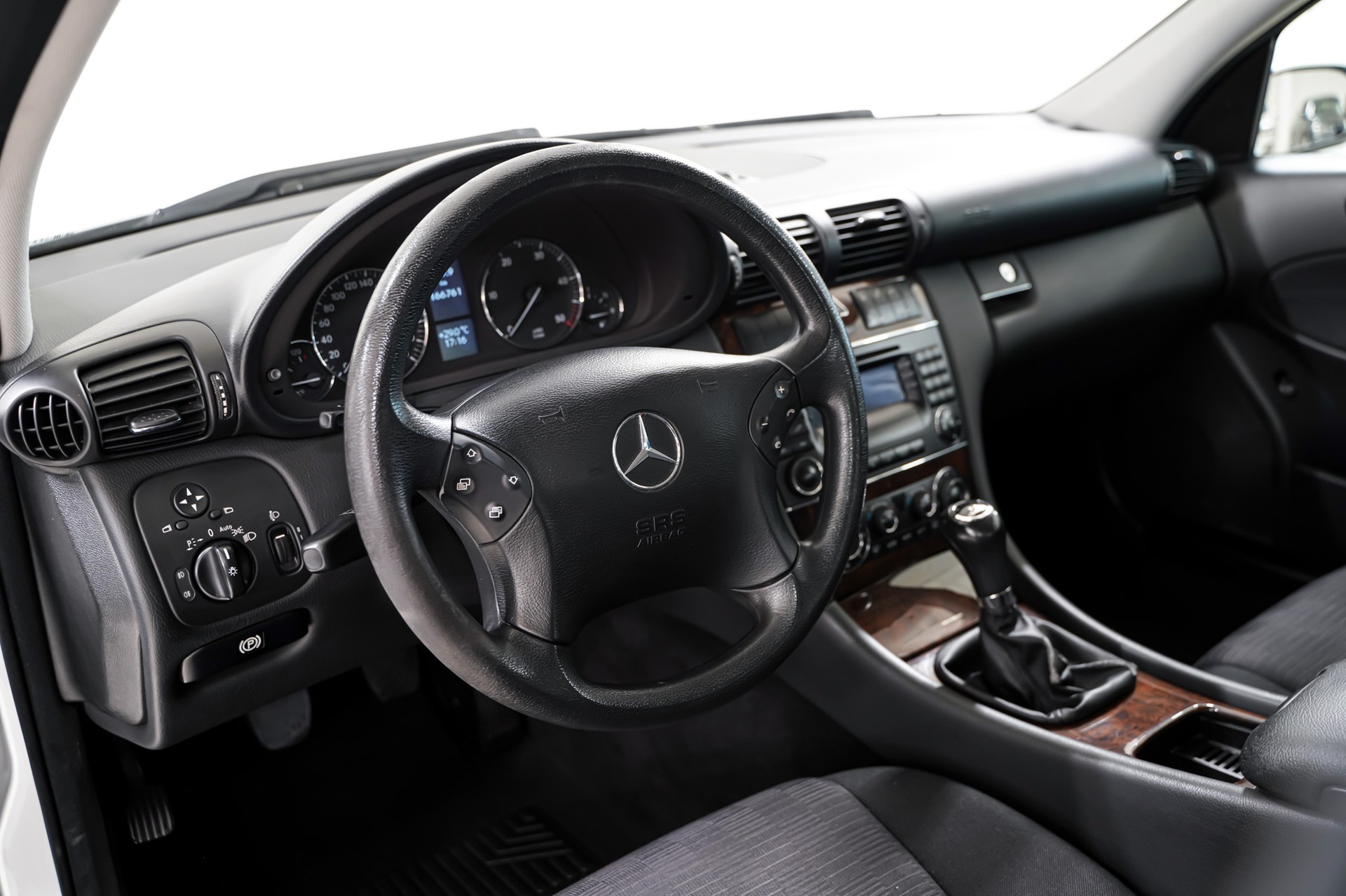 MERCEDES-BENZ C 220 CDI-image-9
