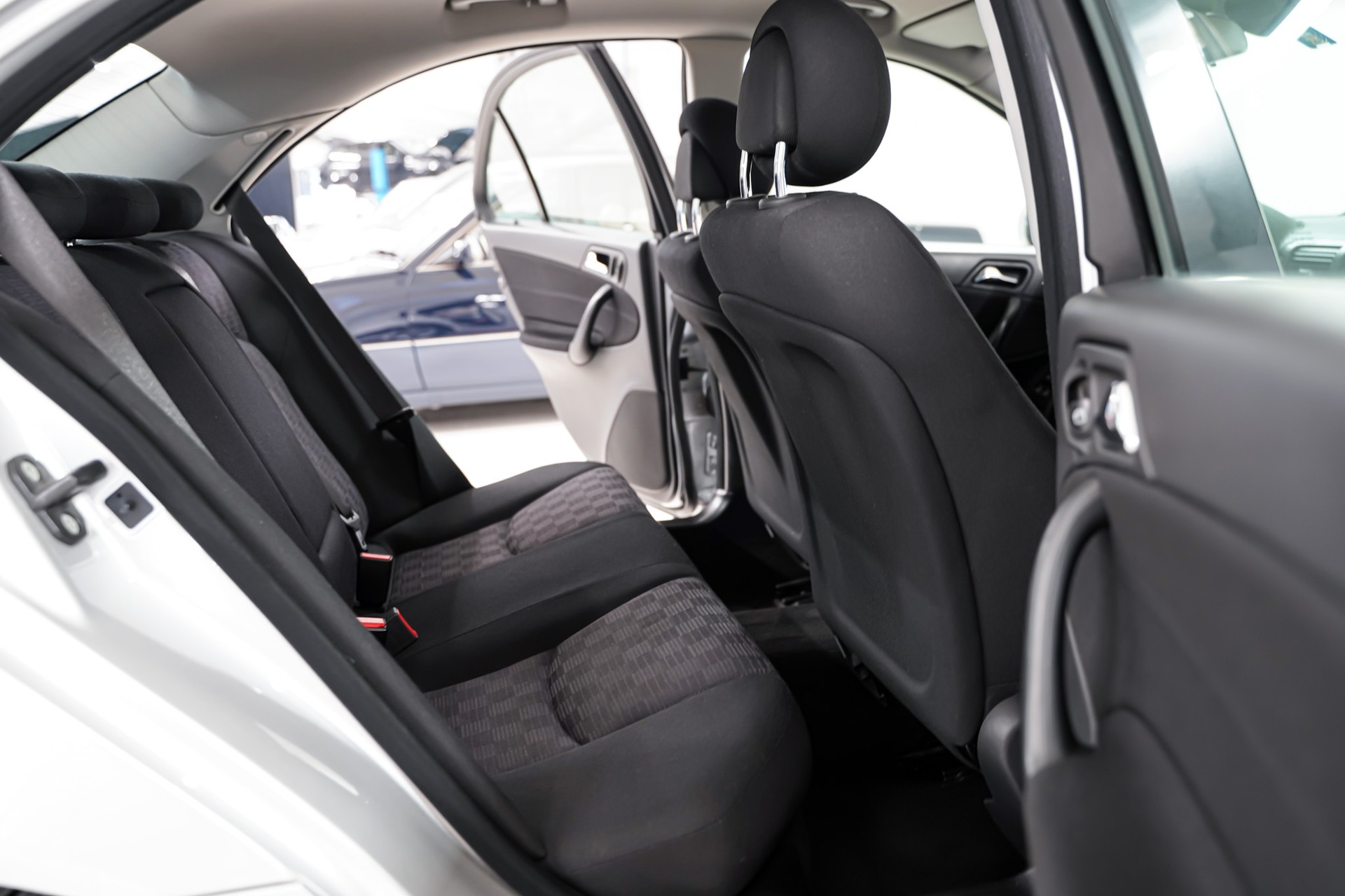 MERCEDES-BENZ C 220 CDI-image-12