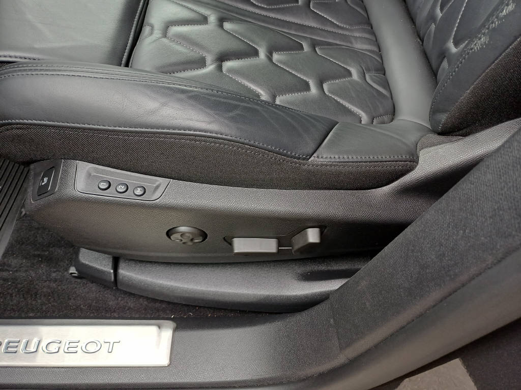 PEUGEOT 3008 1.6 Plug-in Hybrid4 GT Pack-image-6
