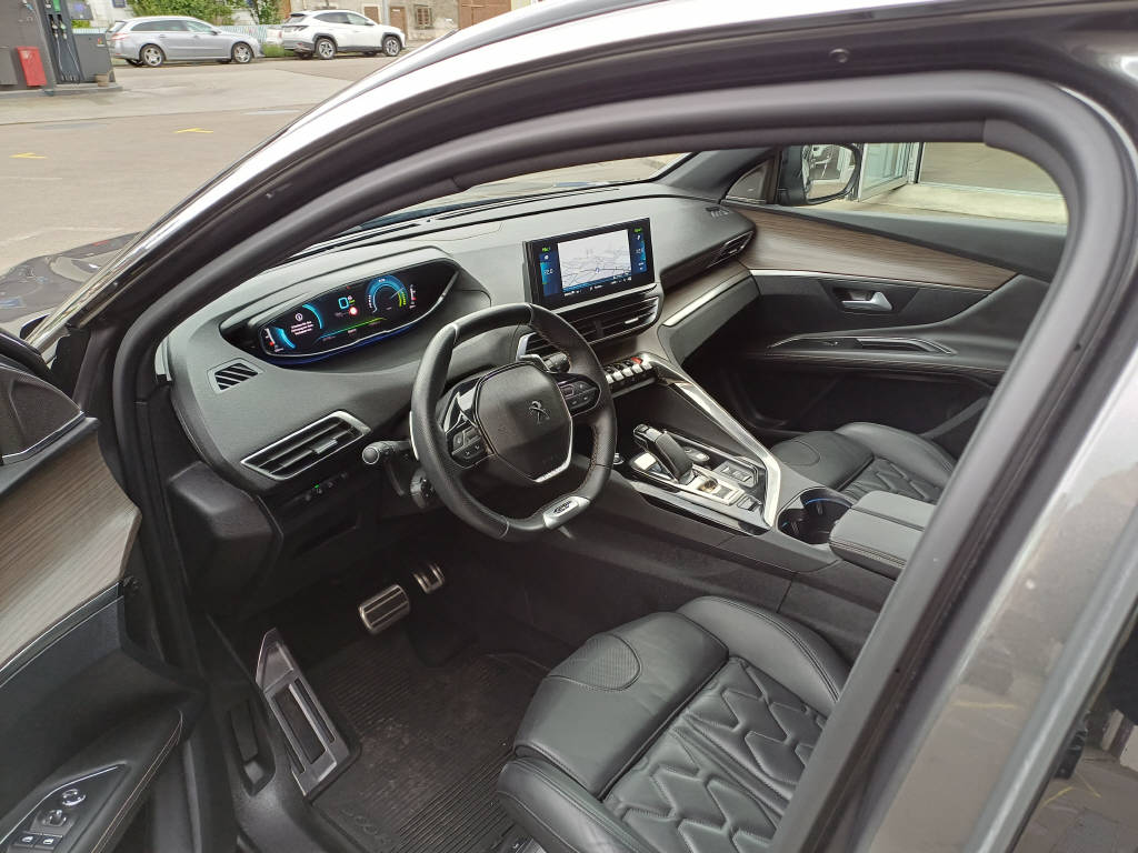 PEUGEOT 3008 1.6 Plug-in Hybrid4 GT Pack-image-5