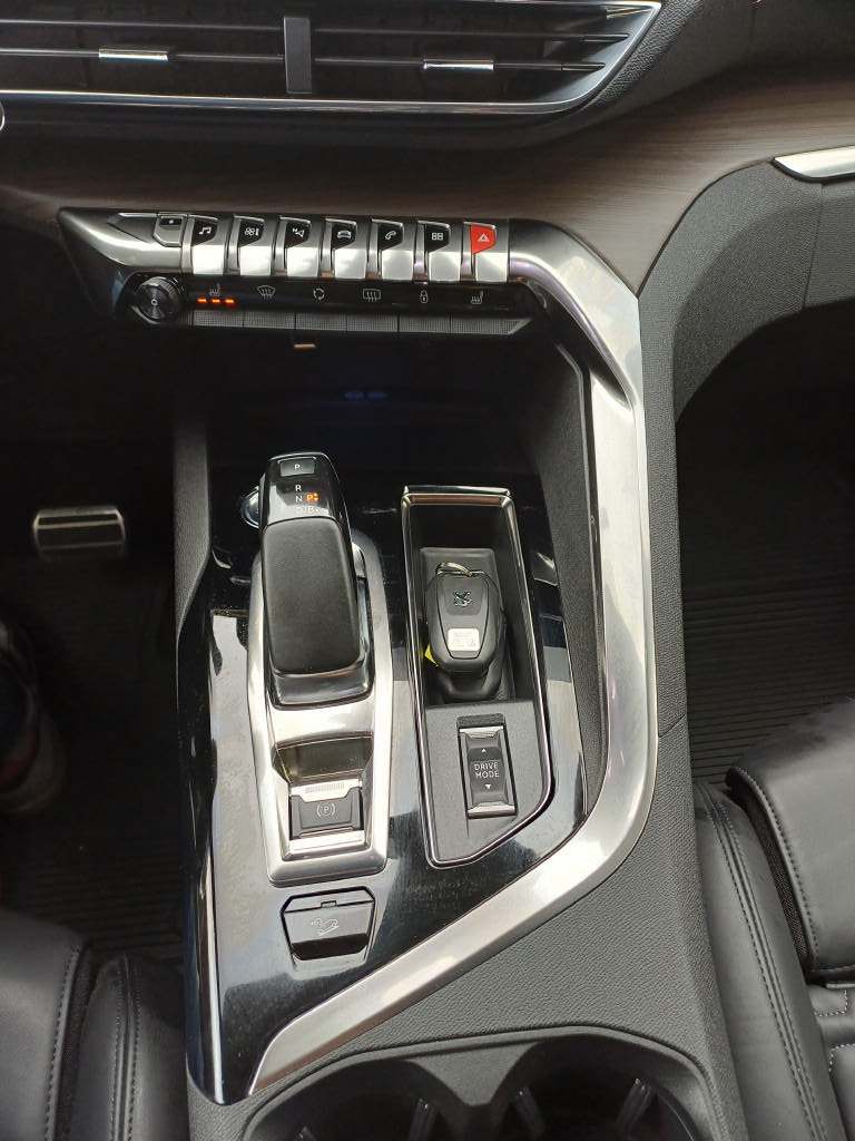 PEUGEOT 3008 1.6 Plug-in Hybrid4 GT Pack-image-9