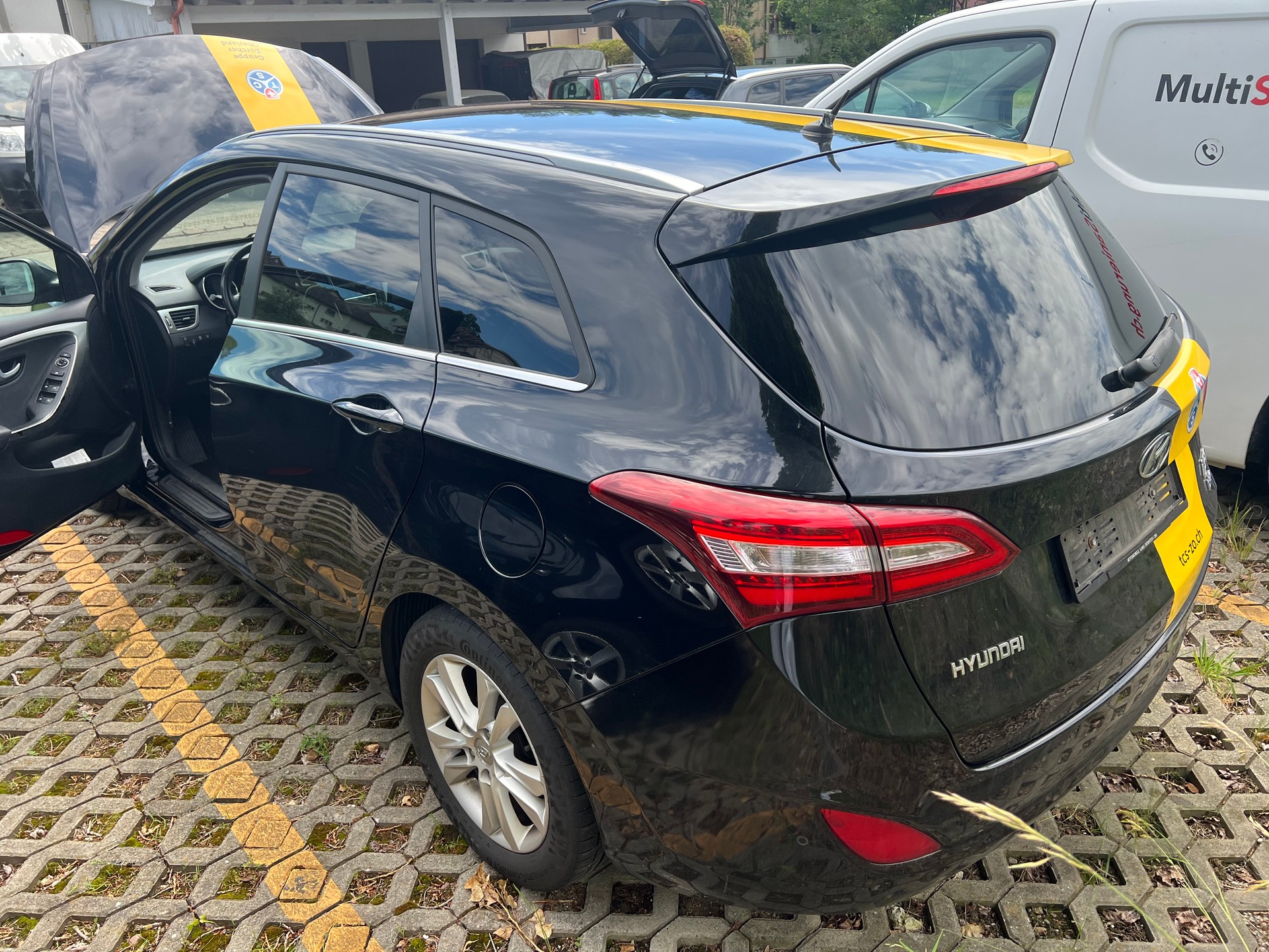 HYUNDAI i30 Wagon 1.6 CRDi Style-image-2