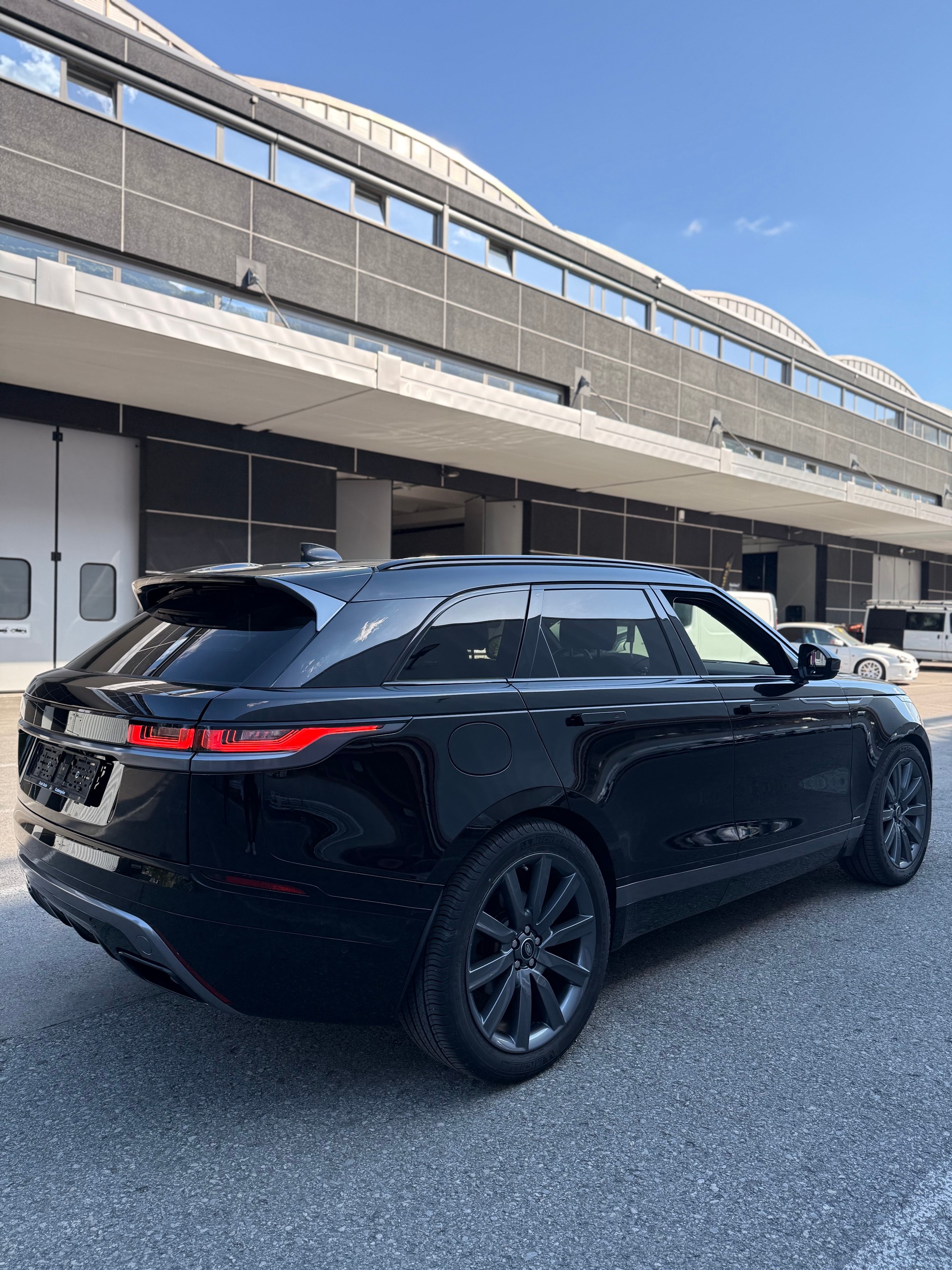 LAND ROVER R-Dynamic-image-2