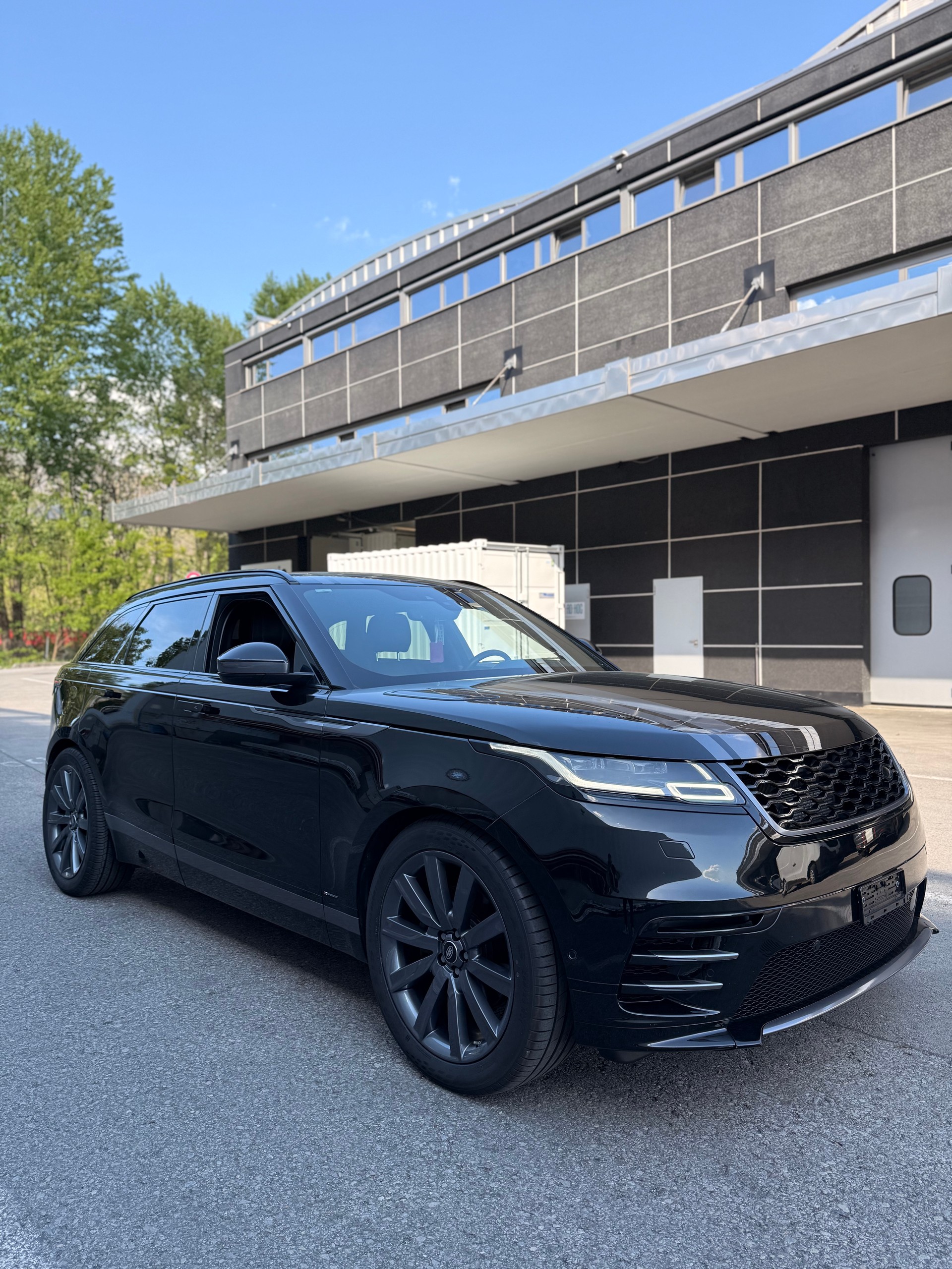 LAND ROVER R-Dynamic-image-1