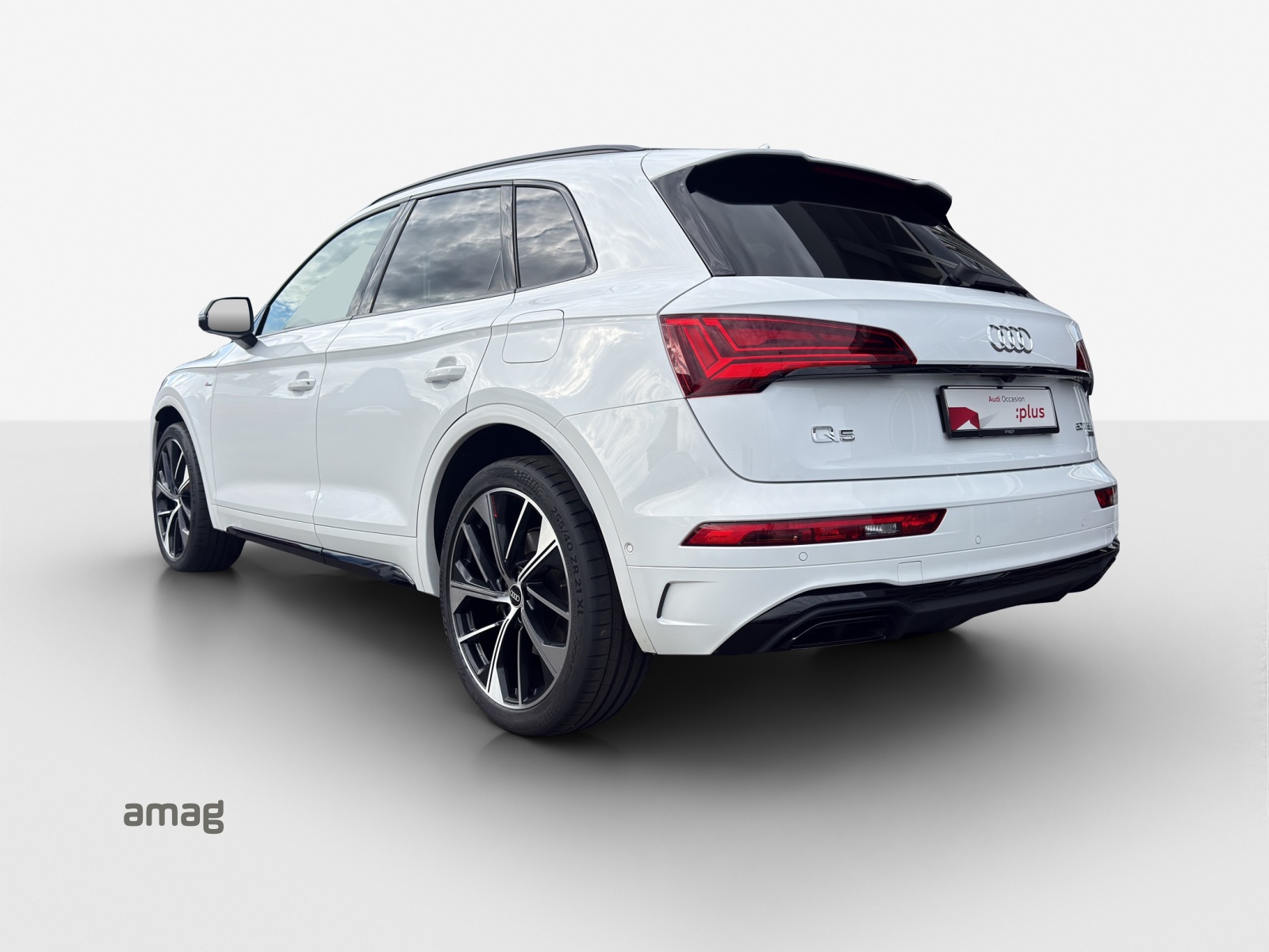 AUDI Q5 50 TFSI e PHEV Black Edition quattro S-tronic-image-2