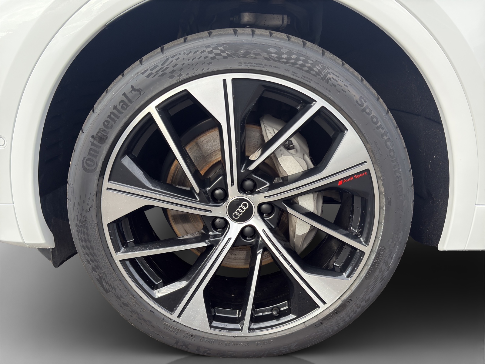 AUDI Q5 50 TFSI e PHEV Black Edition quattro S-tronic-image-14