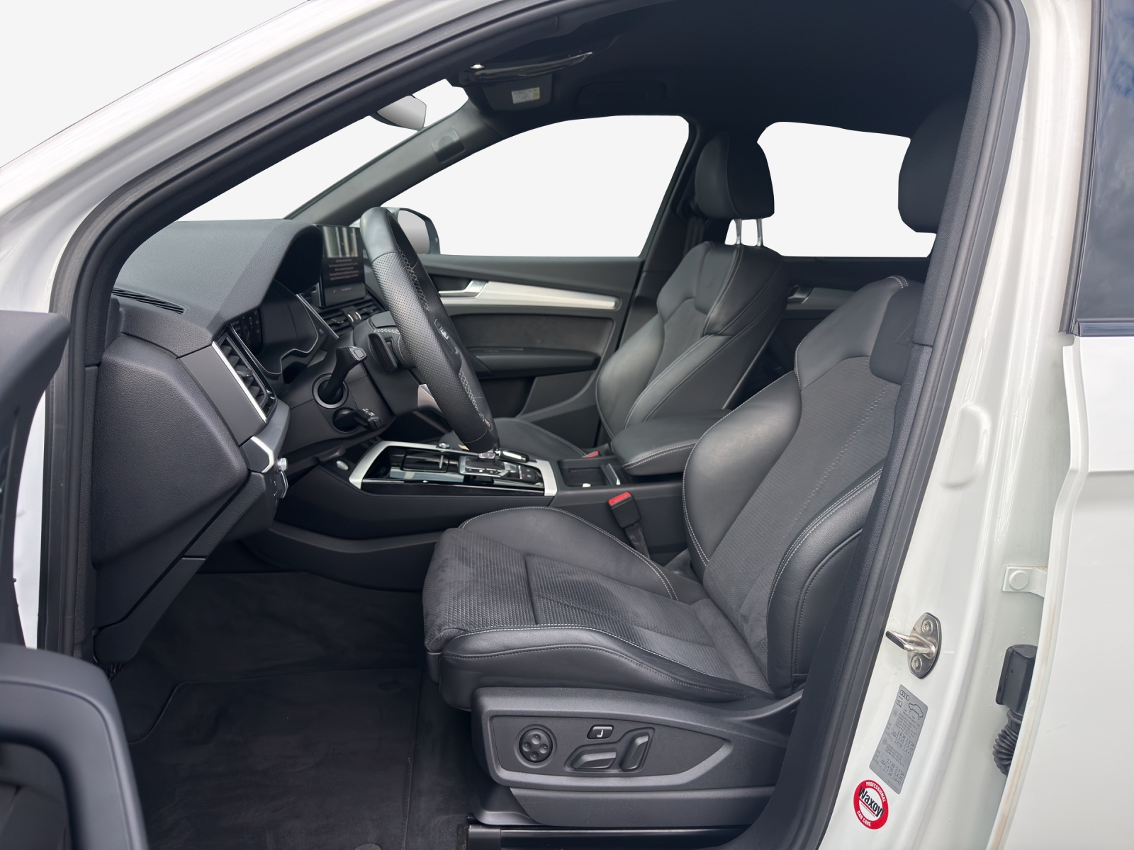 AUDI Q5 50 TFSI e PHEV Black Edition quattro S-tronic-image-8