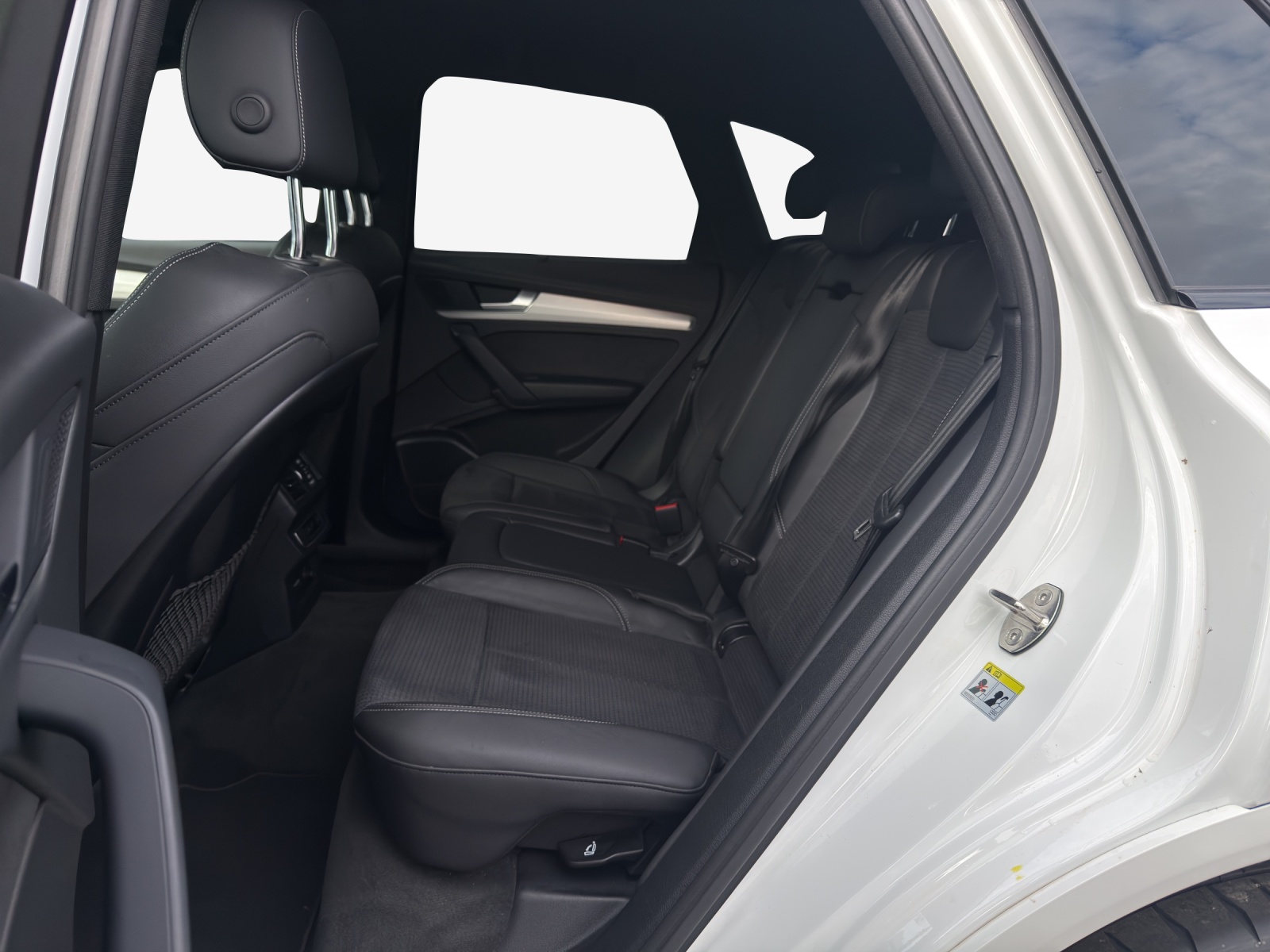 AUDI Q5 50 TFSI e PHEV Black Edition quattro S-tronic-image-12