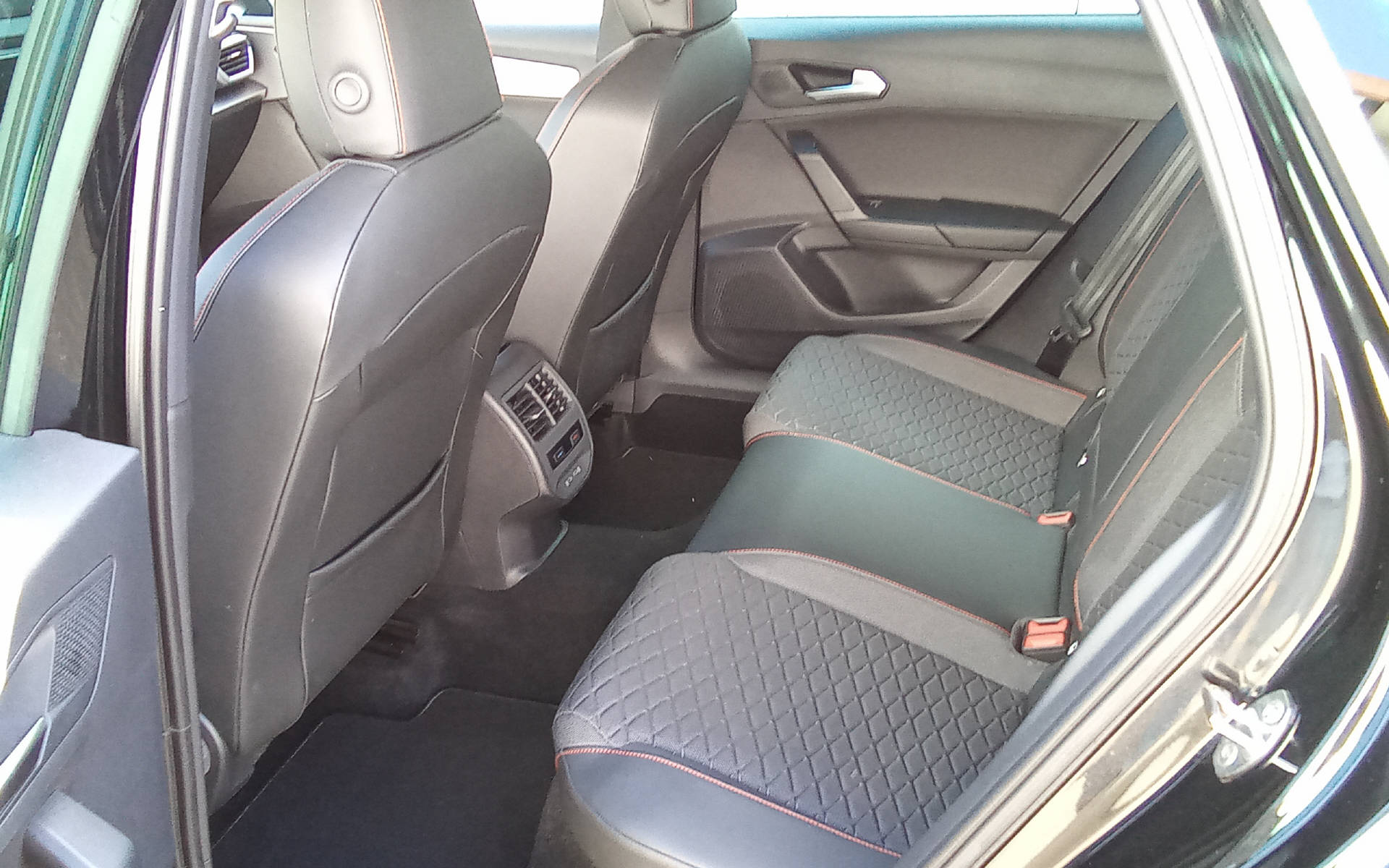 SEAT Leon ST 1.5 eTSI 150 FR DSG-image-13