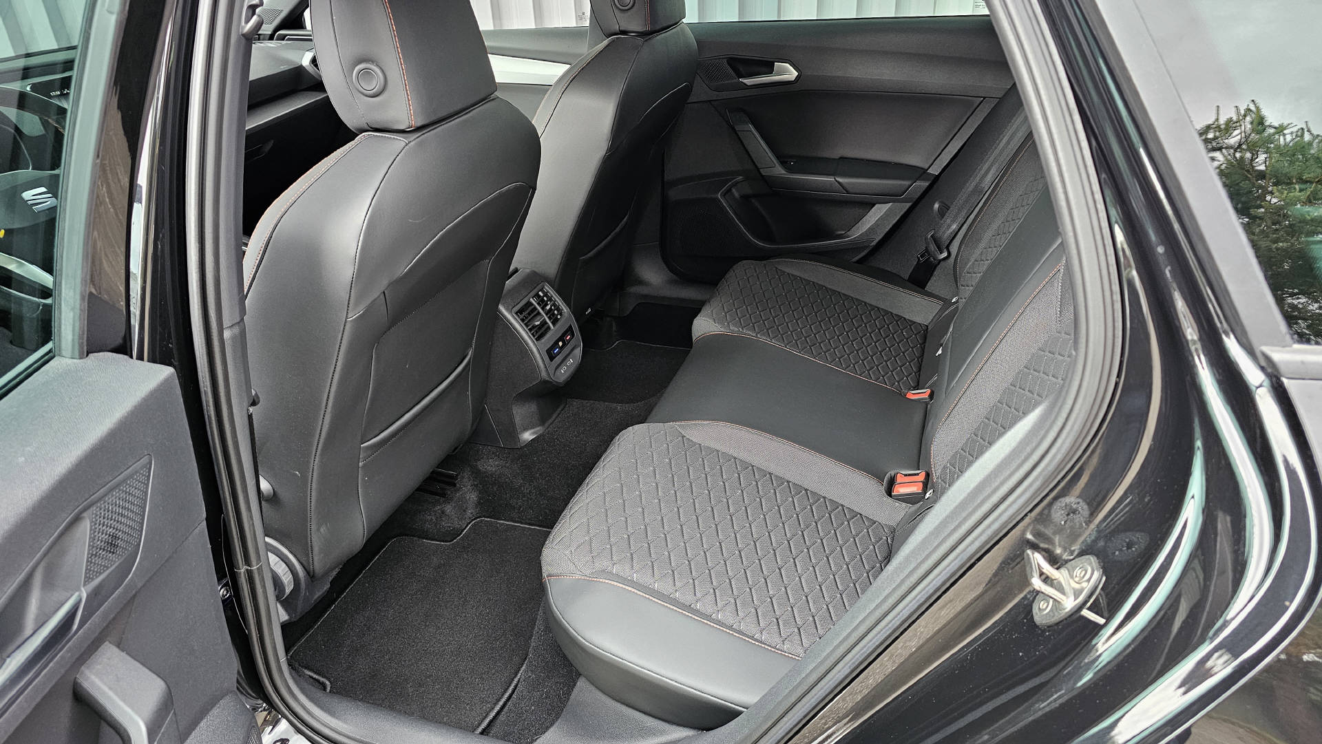 SEAT Leon ST 1.5 eTSI 150 FR DSG-image-12