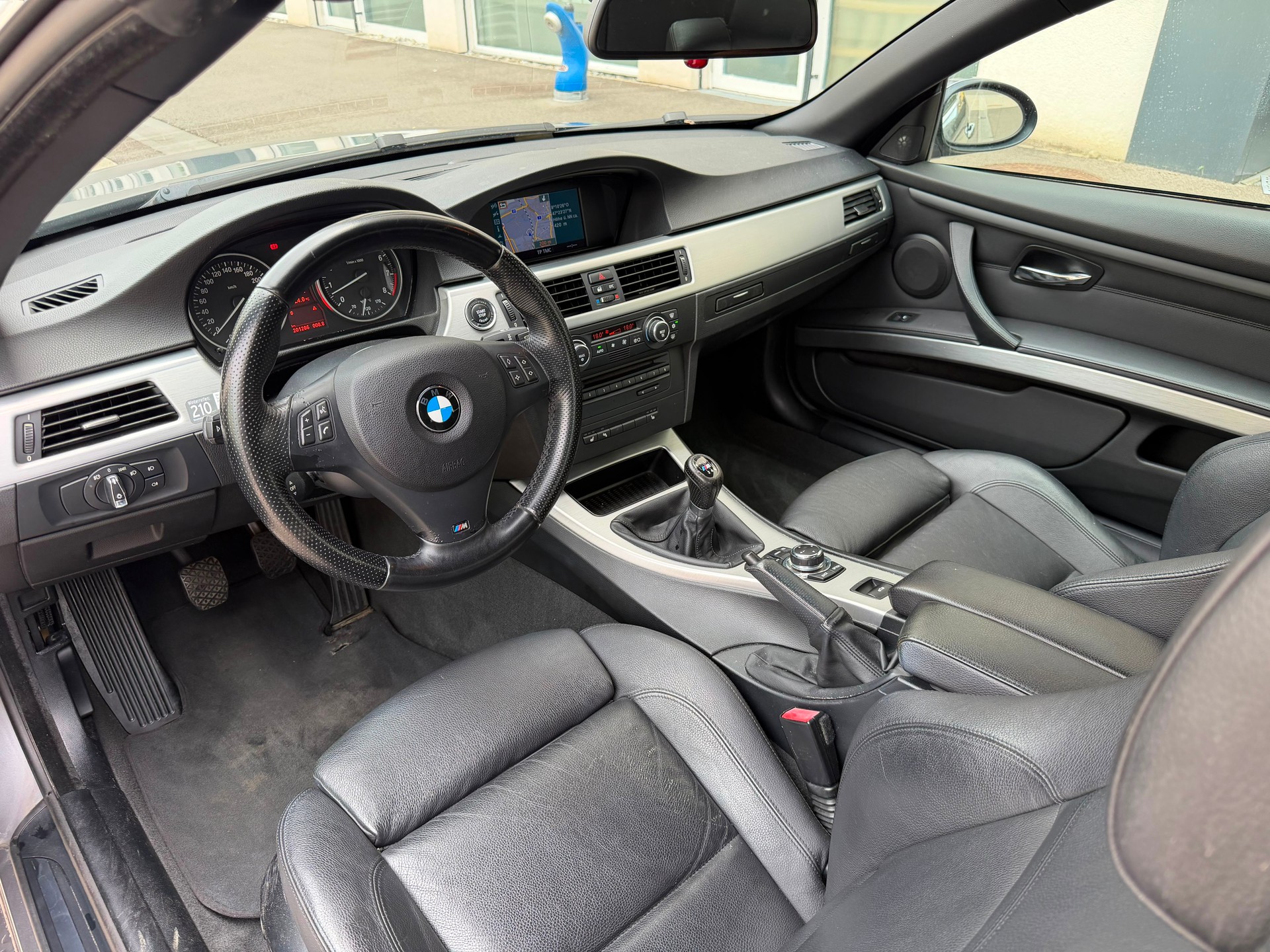 BMW 325i Cabriolet-image-11