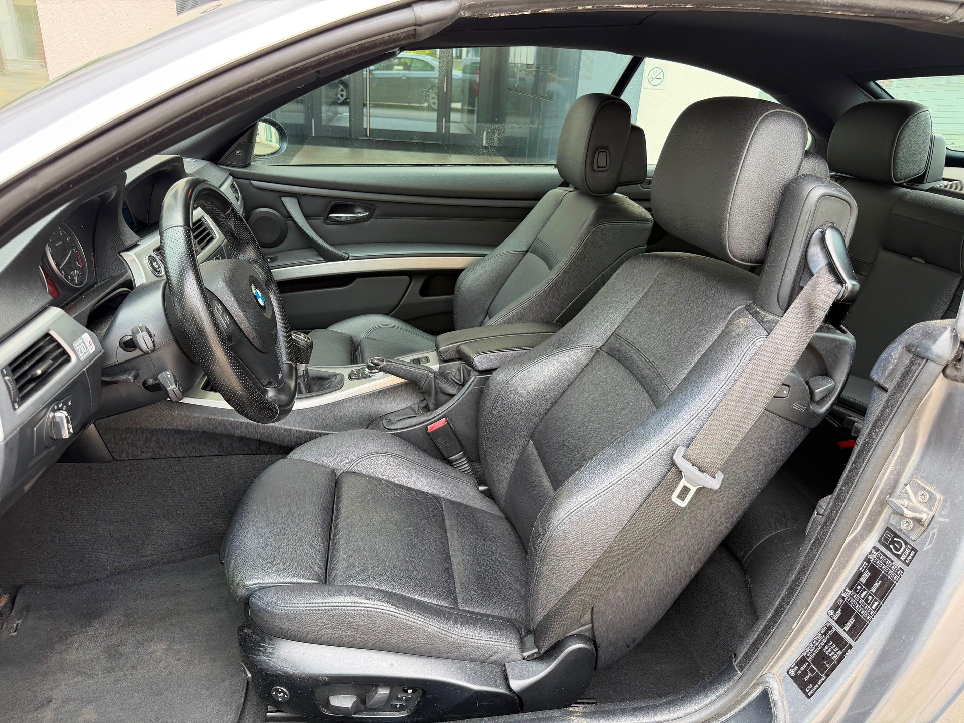 BMW 325i Cabriolet-image-9