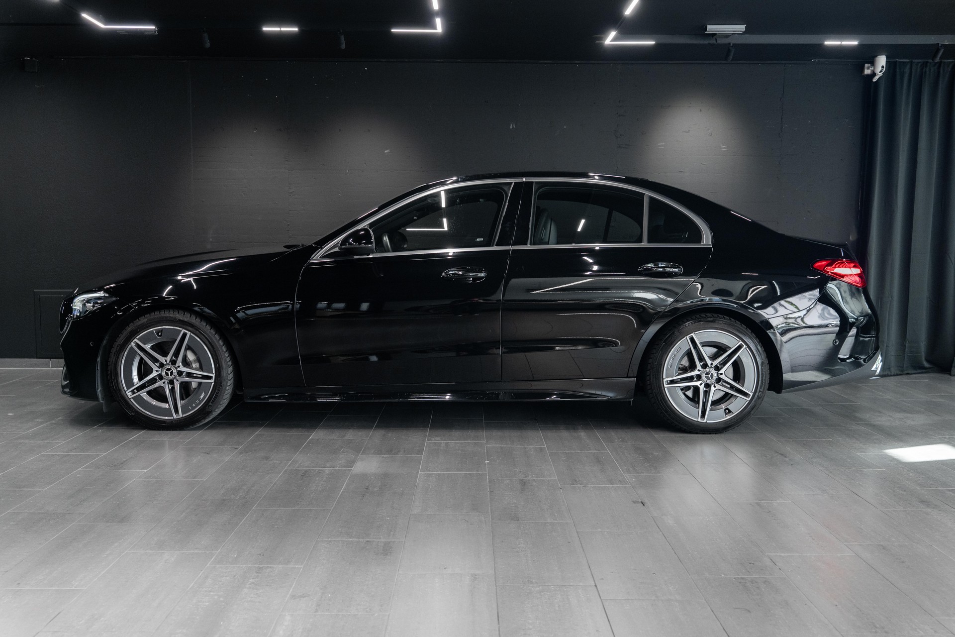 MERCEDES-BENZ C220d / Carbon Packet / Aero Felgen / Sitzheizung / Rückfahrkamera /-image-4