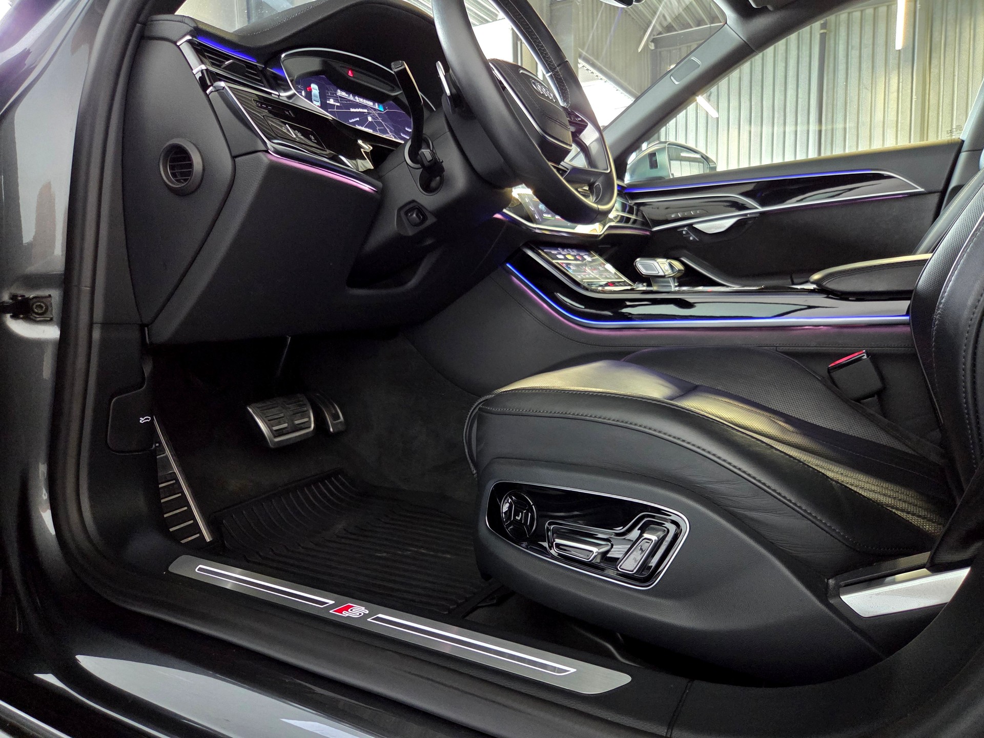 AUDI S8 4.0 V8 TFSI quattro T-Tronic-image-13