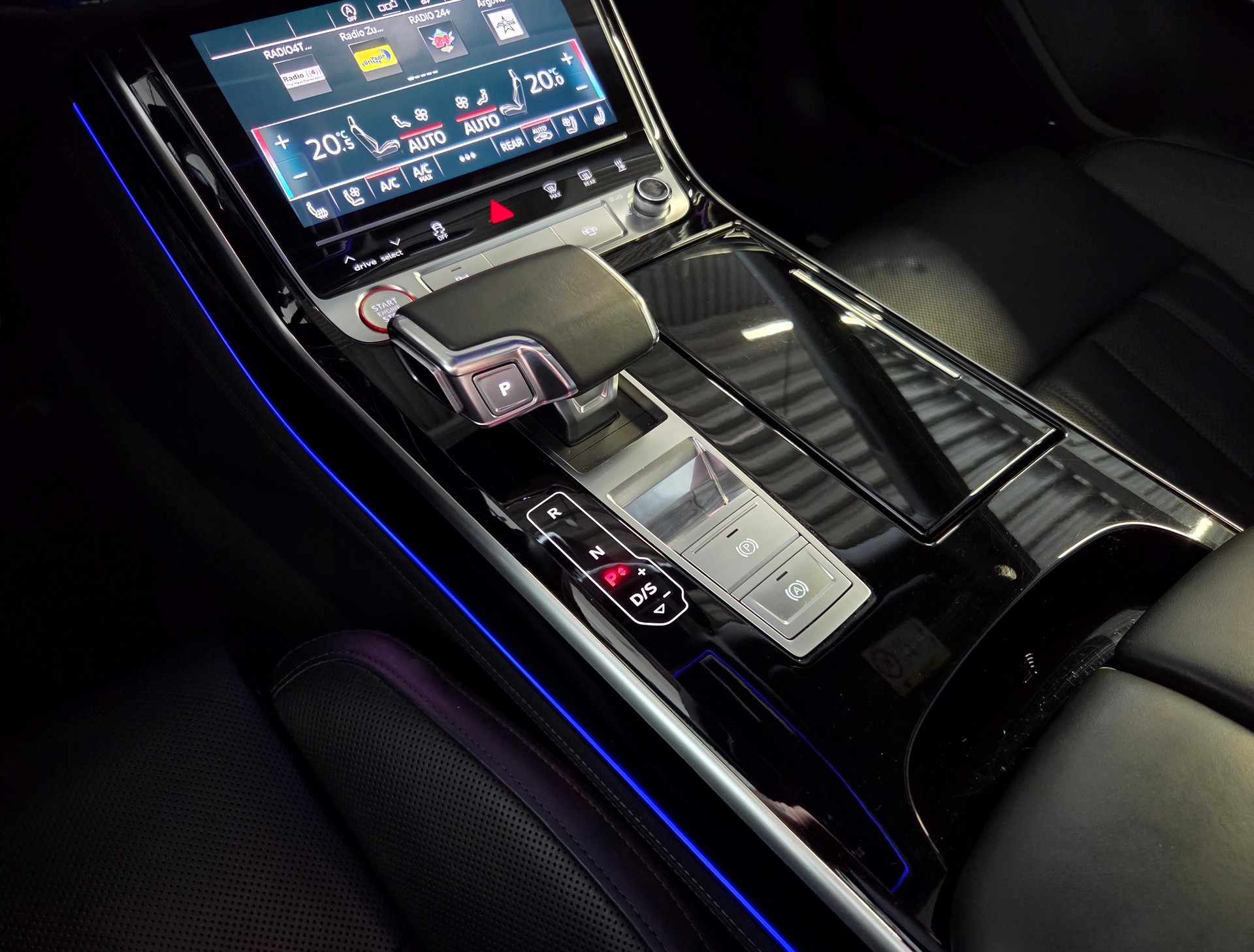AUDI S8 4.0 V8 TFSI quattro T-Tronic-image-21