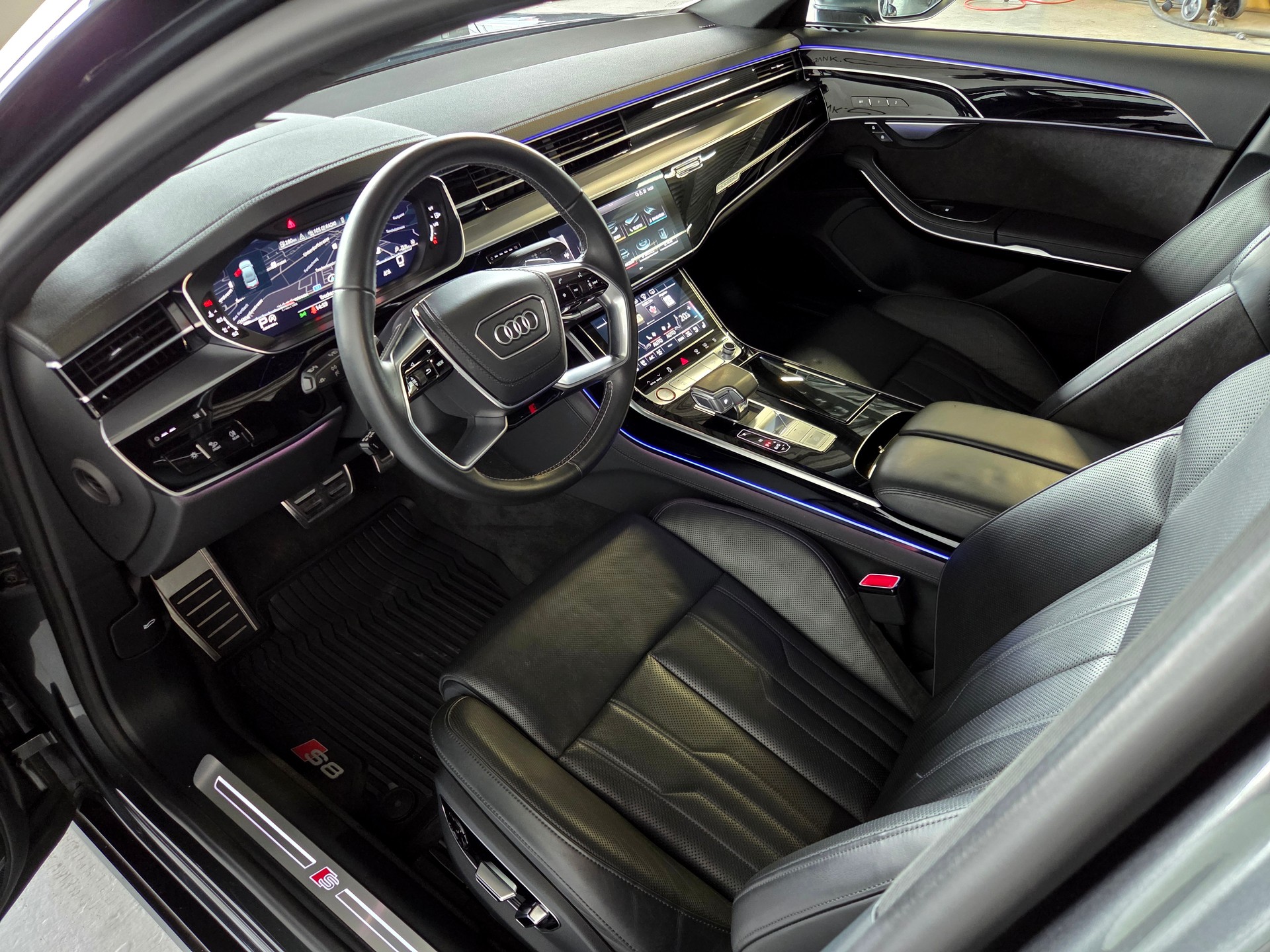 AUDI S8 4.0 V8 TFSI quattro T-Tronic-image-3
