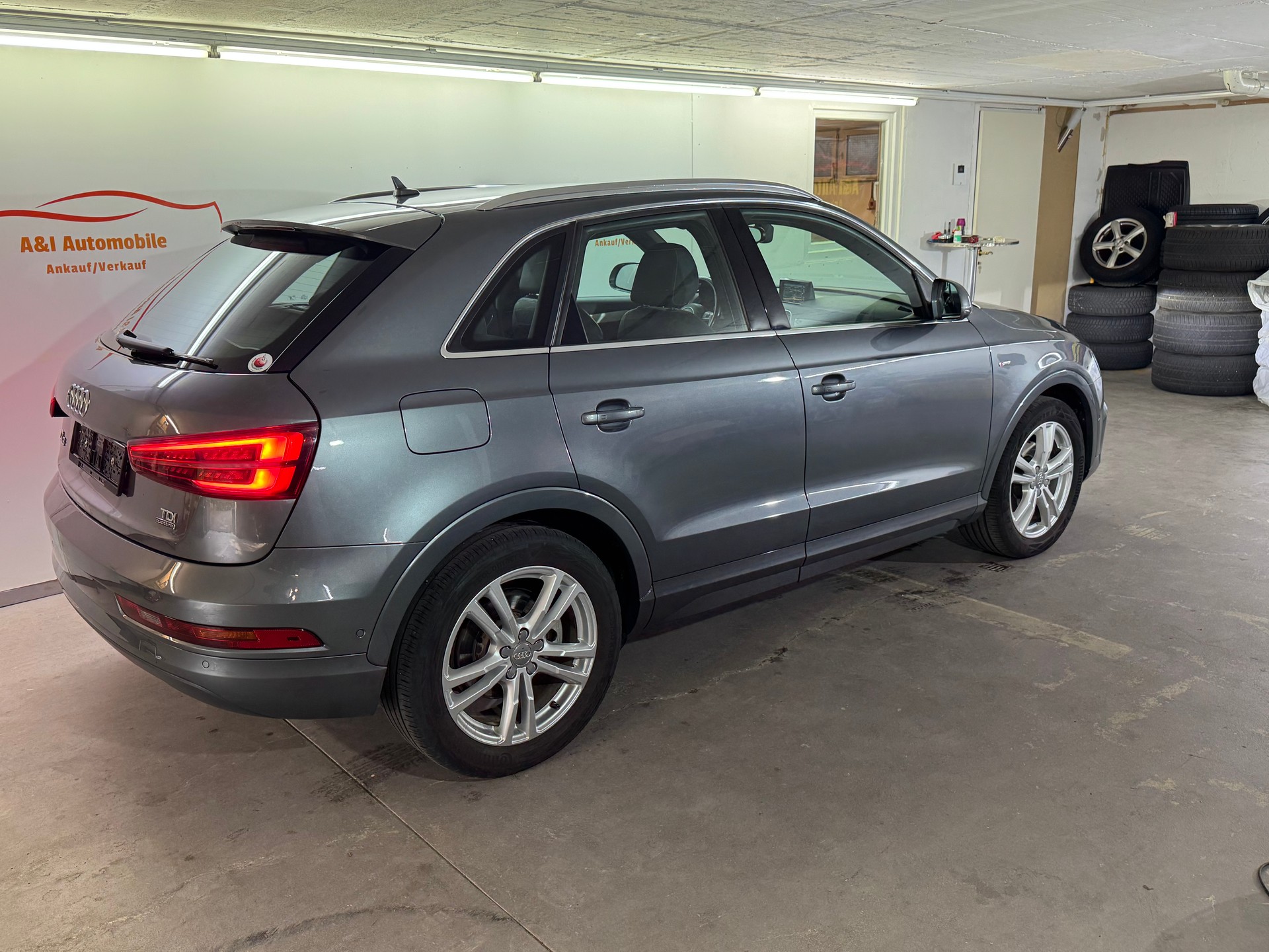 AUDI Q3 2.0 TDI quattro S-tronic S-line-image-2