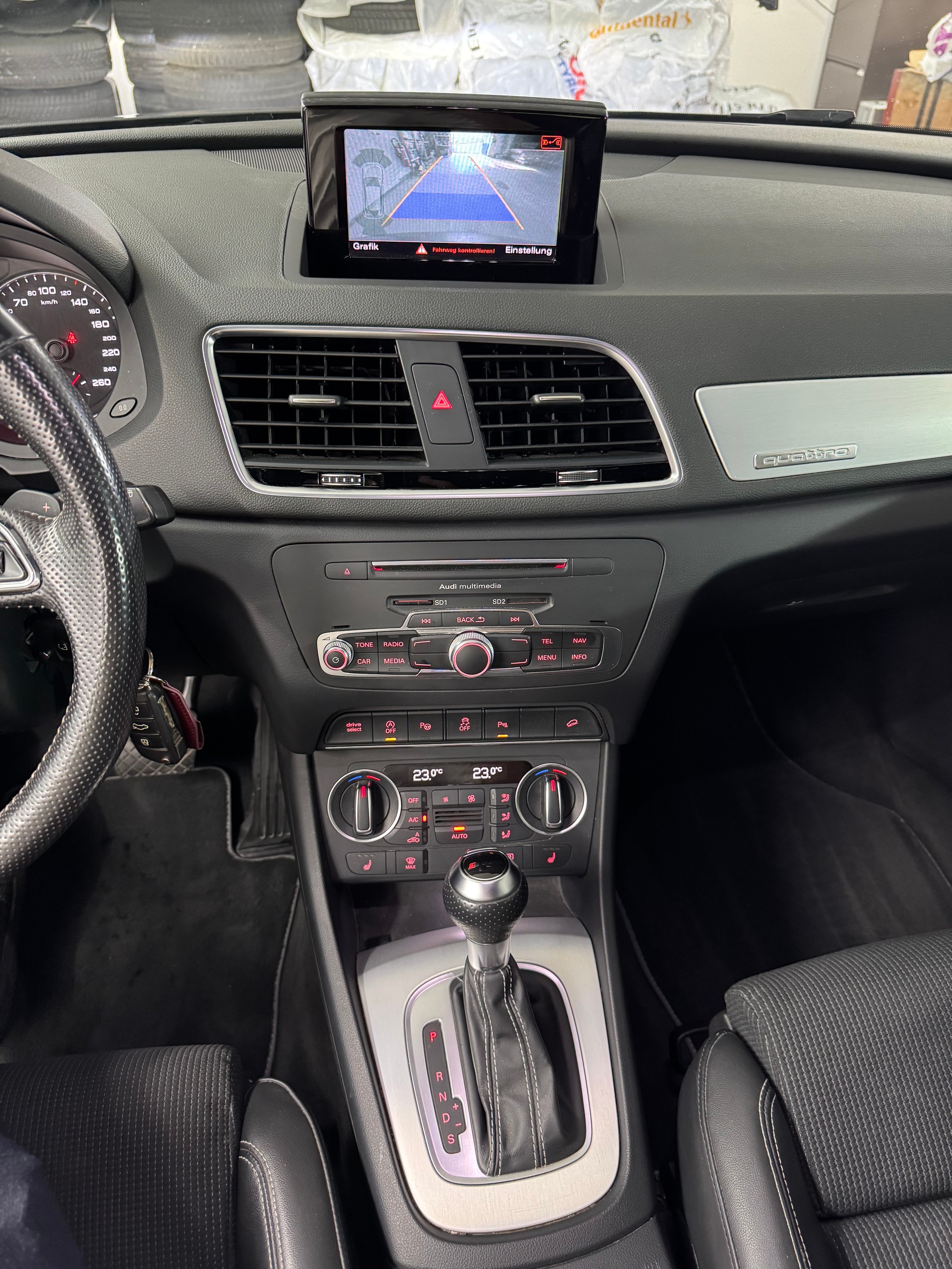 AUDI Q3 2.0 TDI quattro S-tronic S-line-image-12