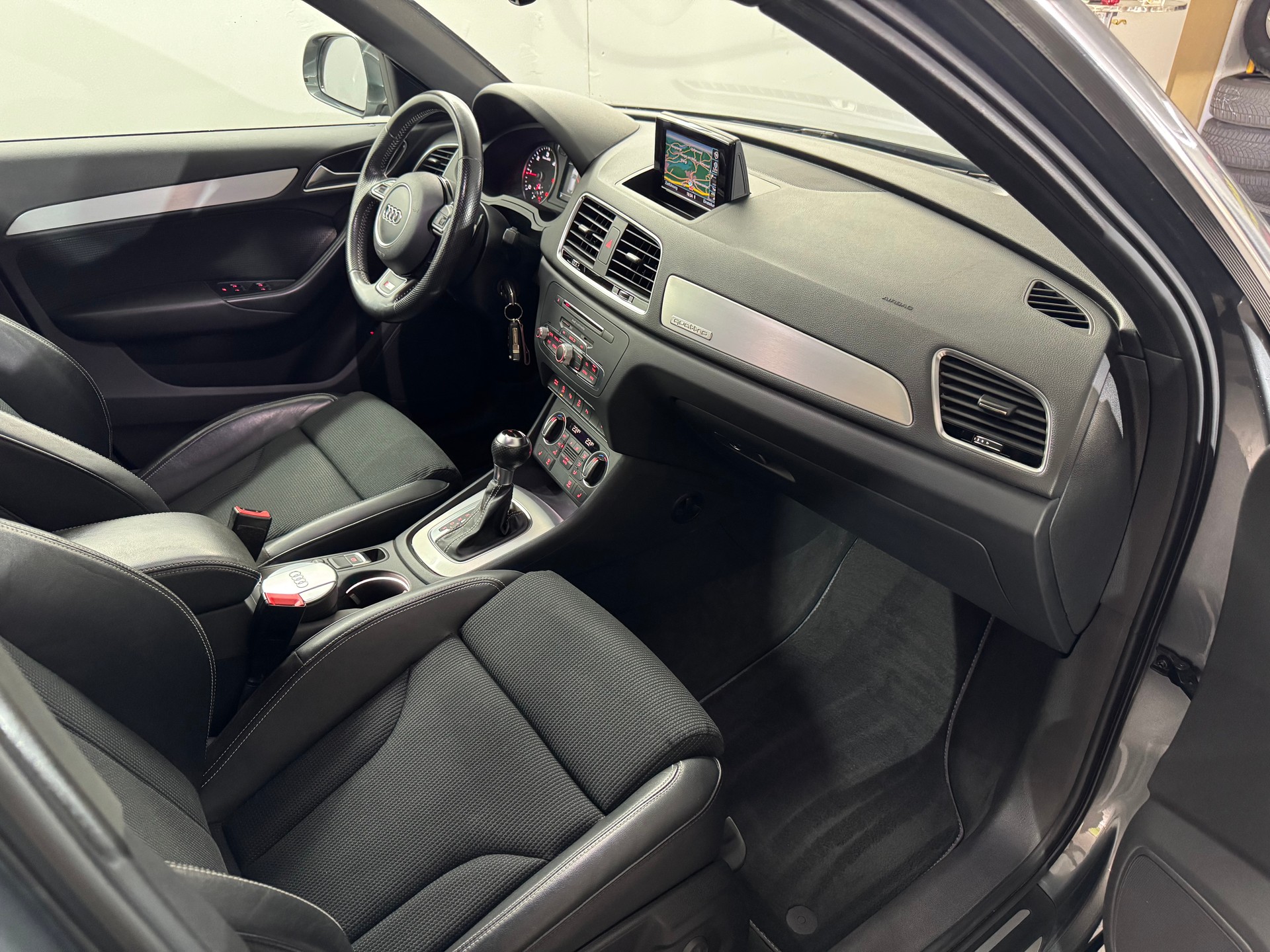 AUDI Q3 2.0 TDI quattro S-tronic S-line-image-8