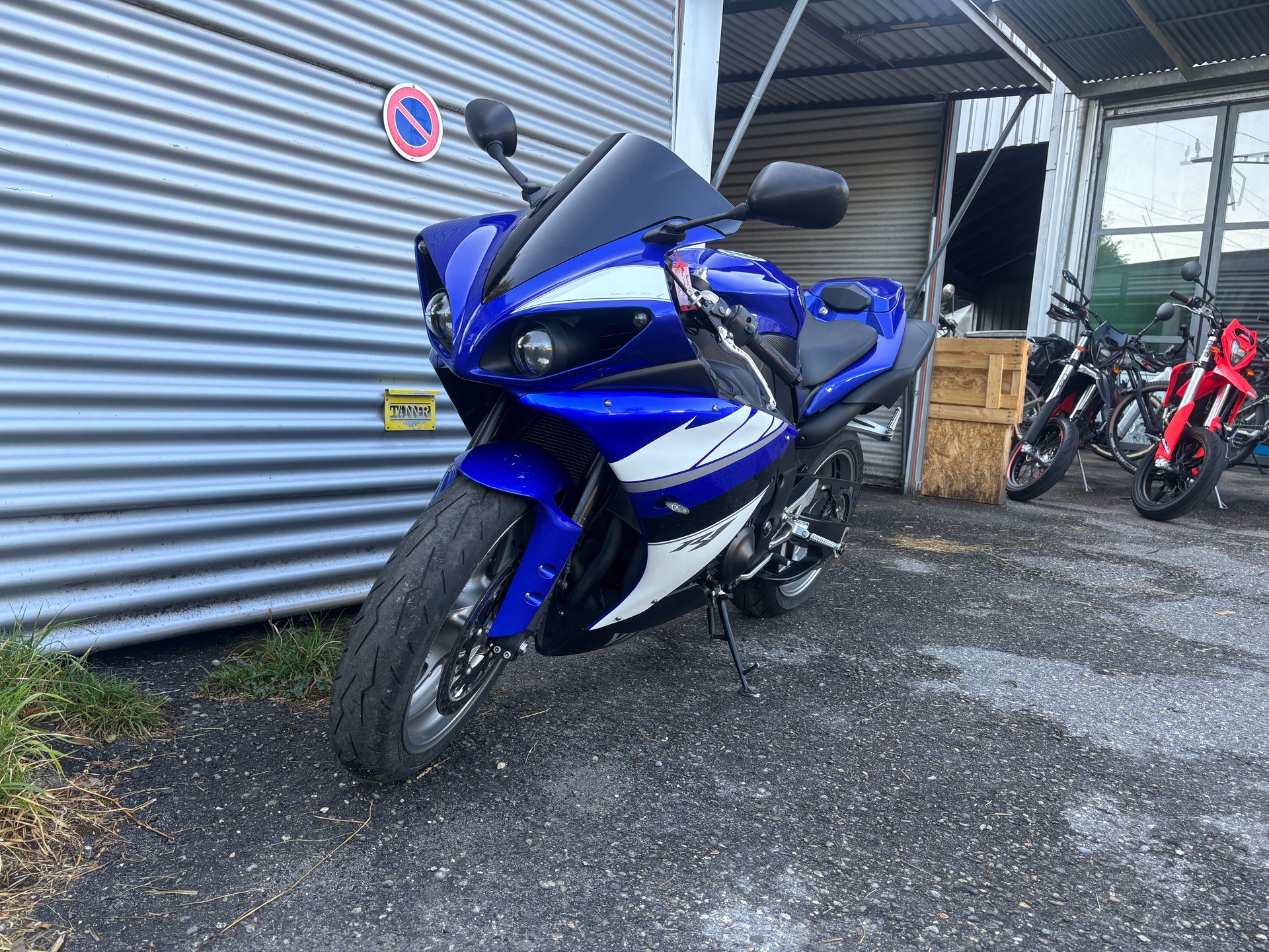 YAMAHA YZF-R1-image-1