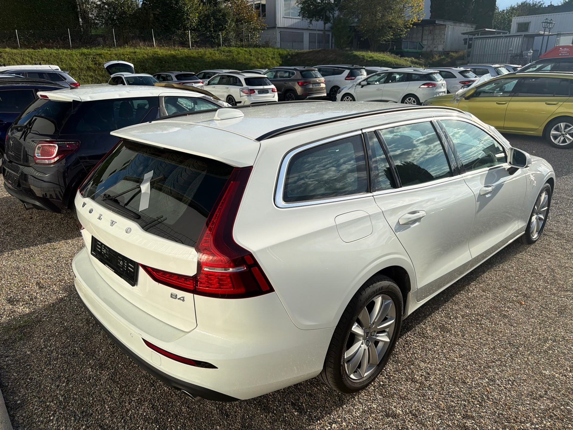 VOLVO V60 B4 Diesel Mild Hybrid Momentum Geartronic-image-1