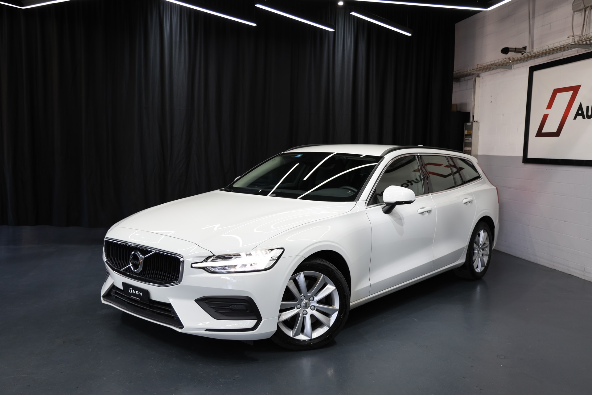 VOLVO V60 B4 Diesel Mild Hybrid Momentum Geartronic-image-1