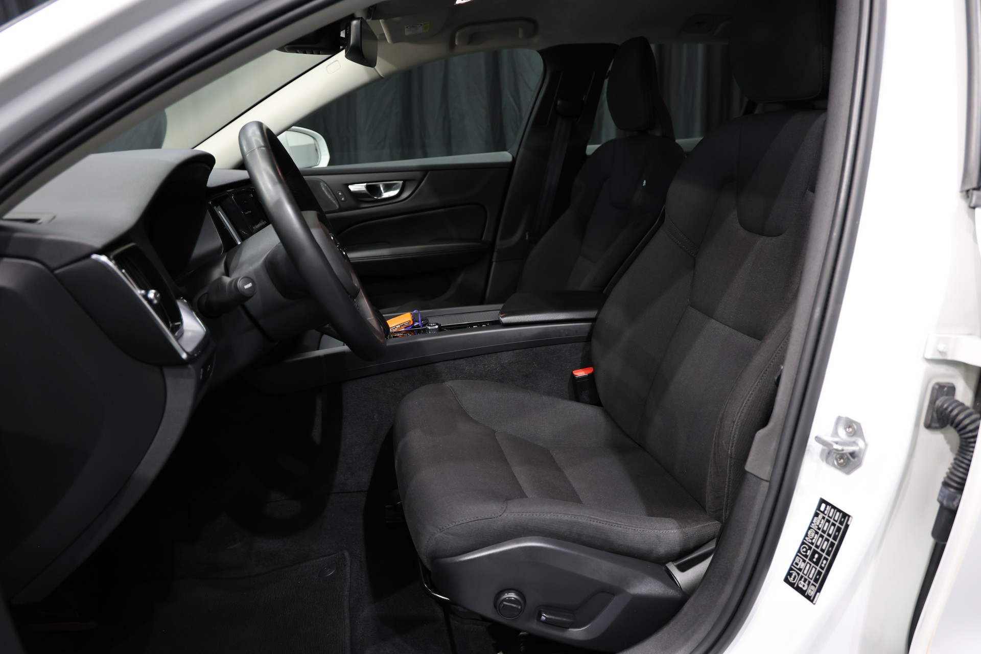 VOLVO V60 B4 Diesel Mild Hybrid Momentum Geartronic-image-7