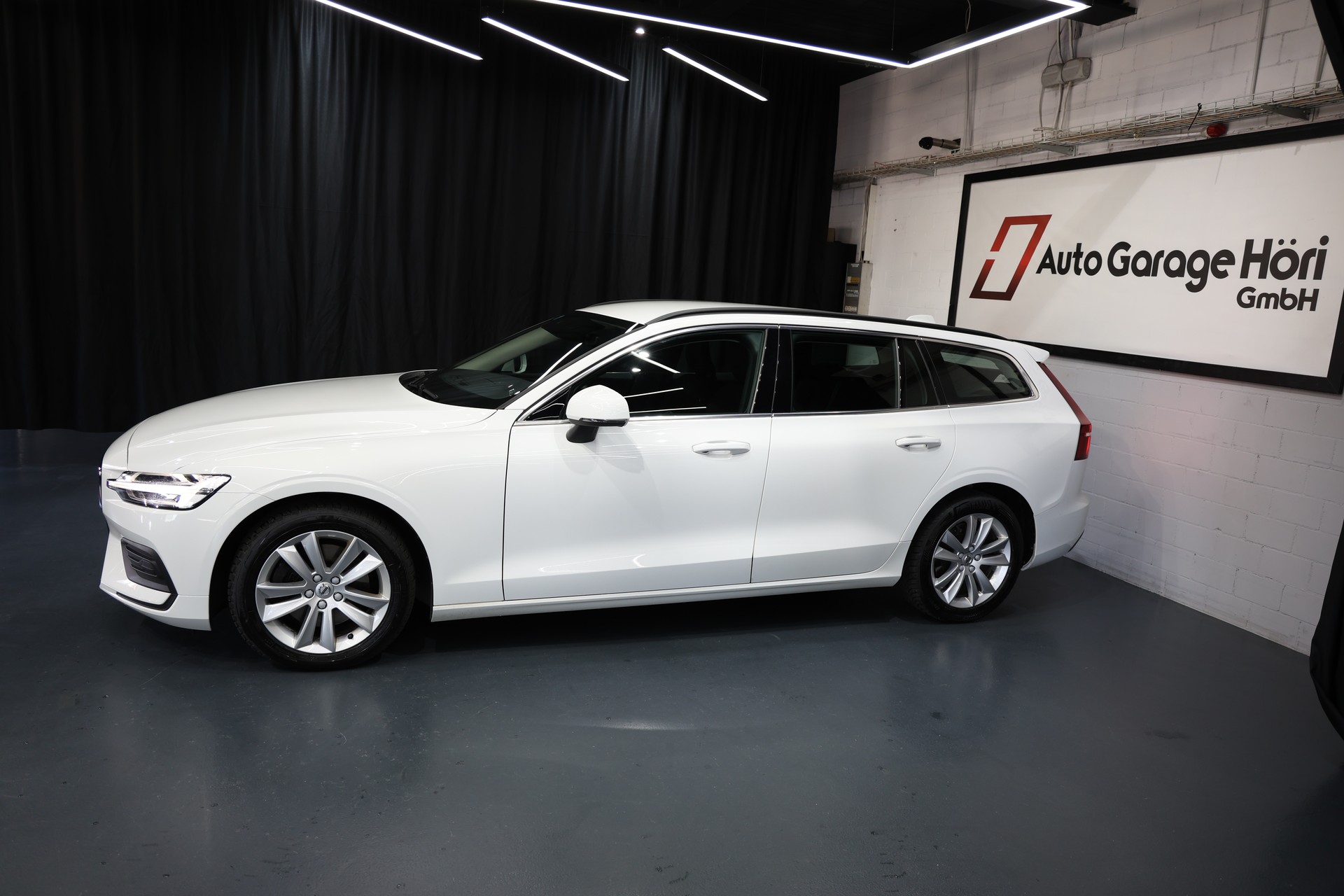 VOLVO V60 B4 Diesel Mild Hybrid Momentum Geartronic-image-4