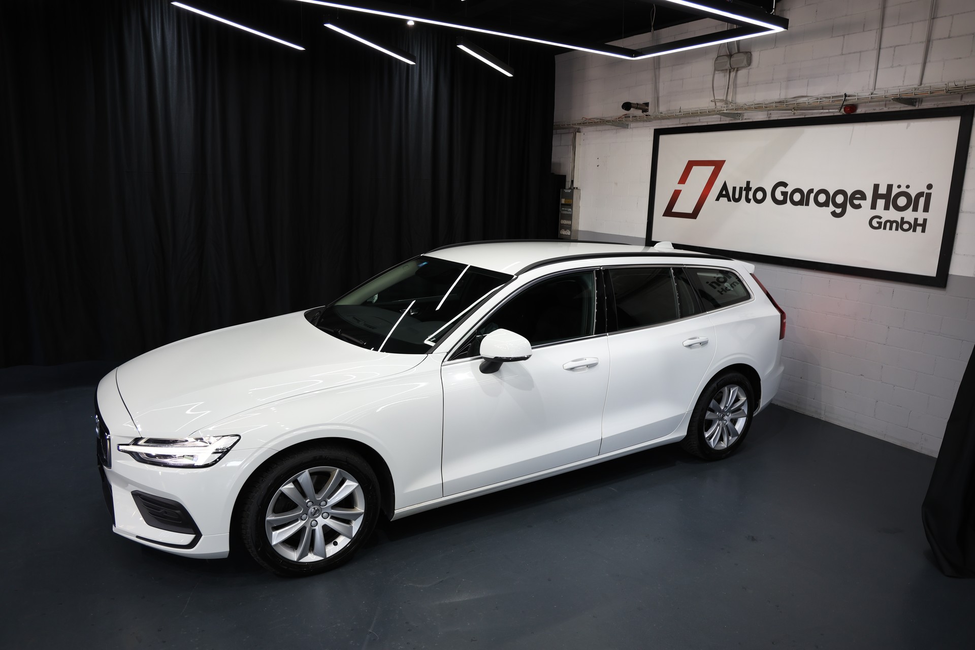 VOLVO V60 B4 Diesel Mild Hybrid Momentum Geartronic-image-5