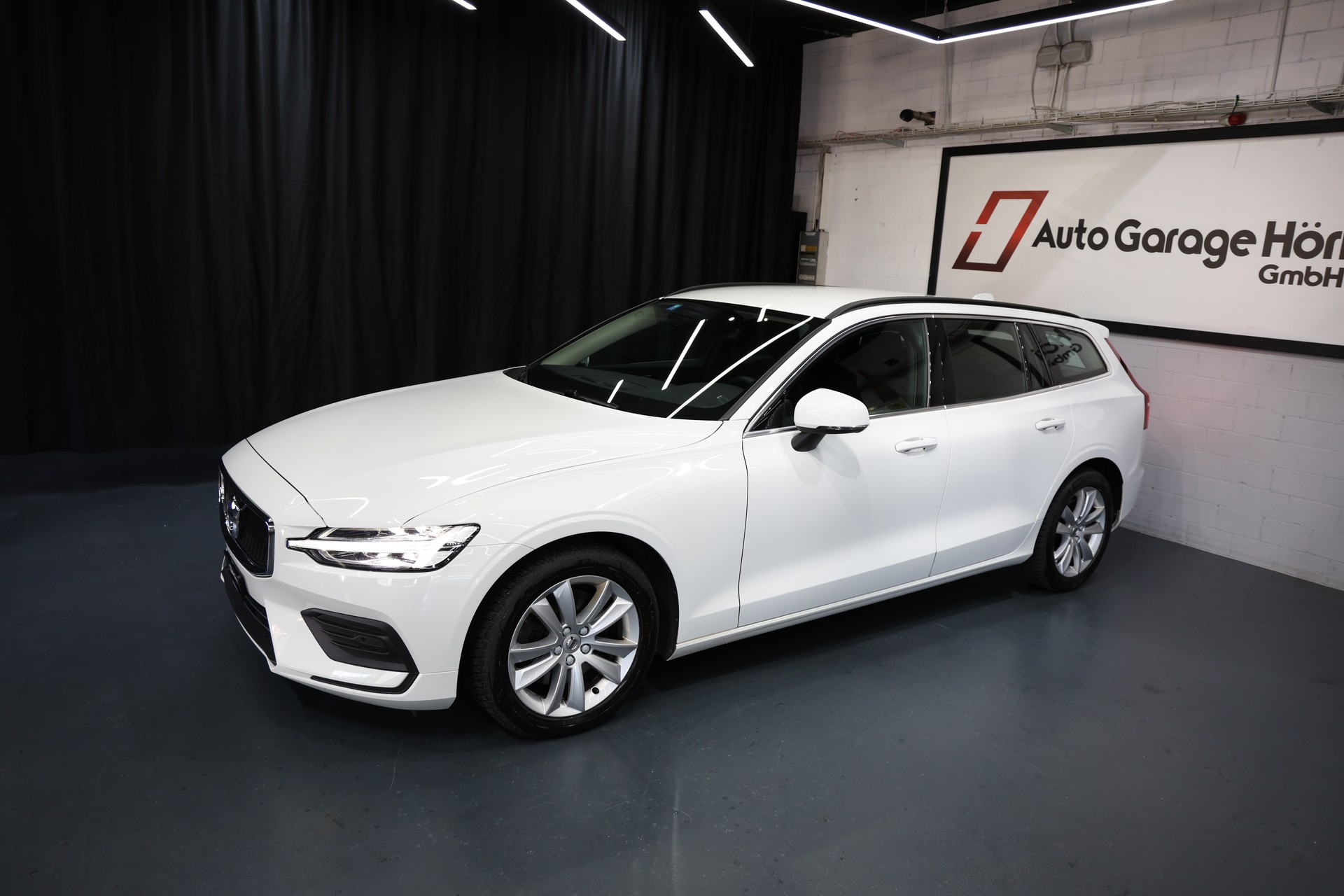 VOLVO V60 B4 Diesel Mild Hybrid Momentum Geartronic-image-3