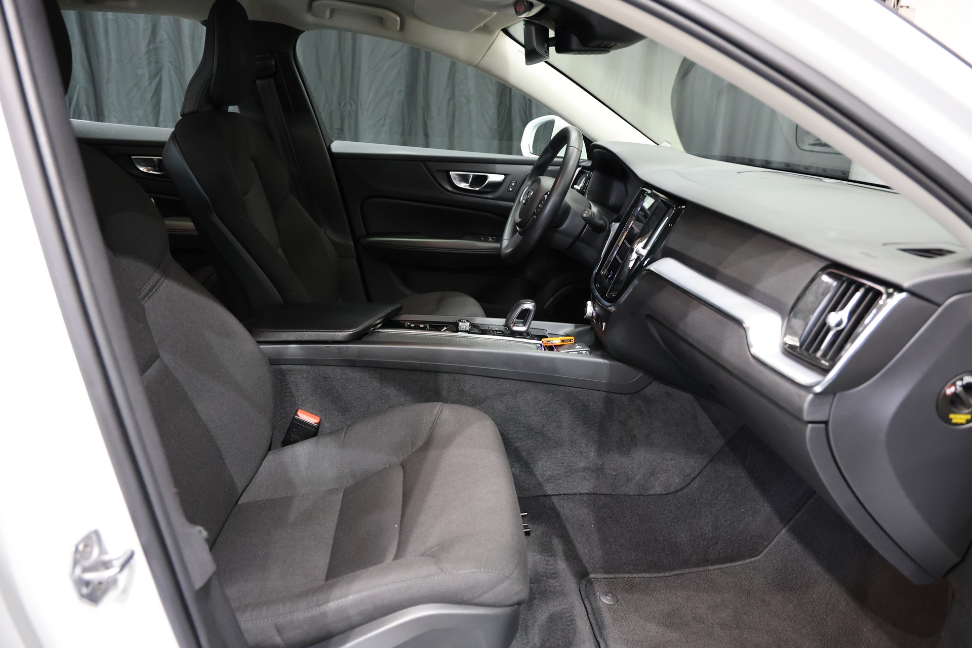 VOLVO V60 B4 Diesel Mild Hybrid Momentum Geartronic-image-16