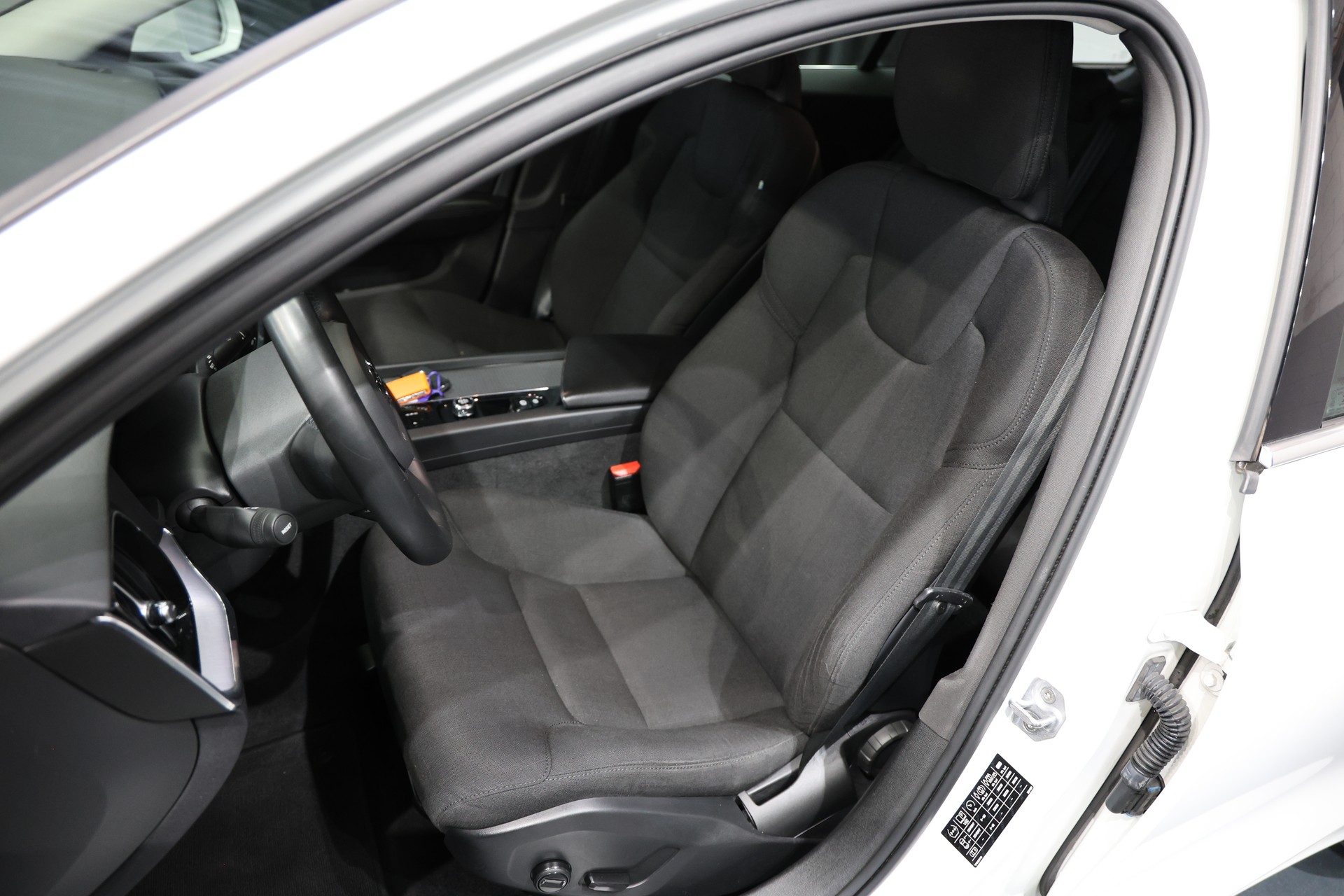 VOLVO V60 B4 Diesel Mild Hybrid Momentum Geartronic-image-8