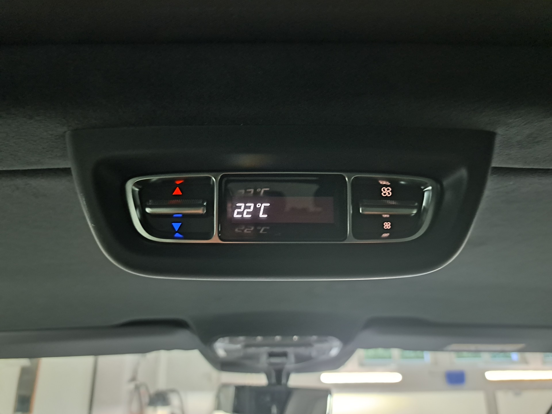 MERCEDES-BENZ V 300 d 4MATIC EXCLUSIVE Swiss Edition 3200mm L-image-12