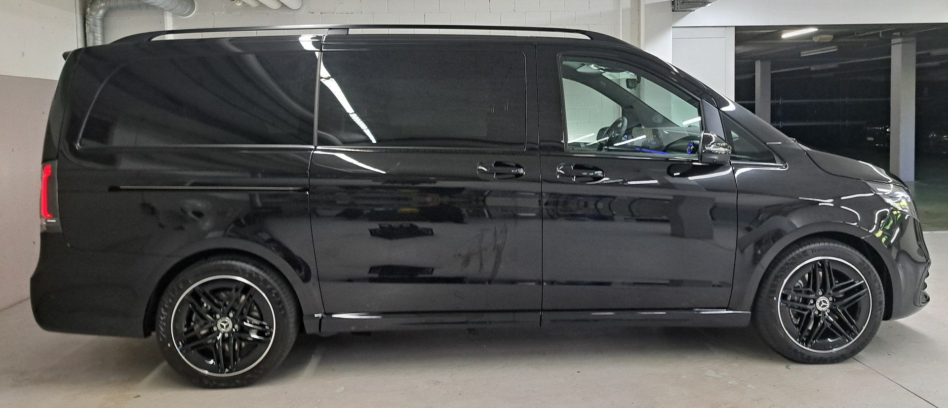 MERCEDES-BENZ V 300 d 4MATIC EXCLUSIVE Swiss Edition 3200mm L-showroom-element-1