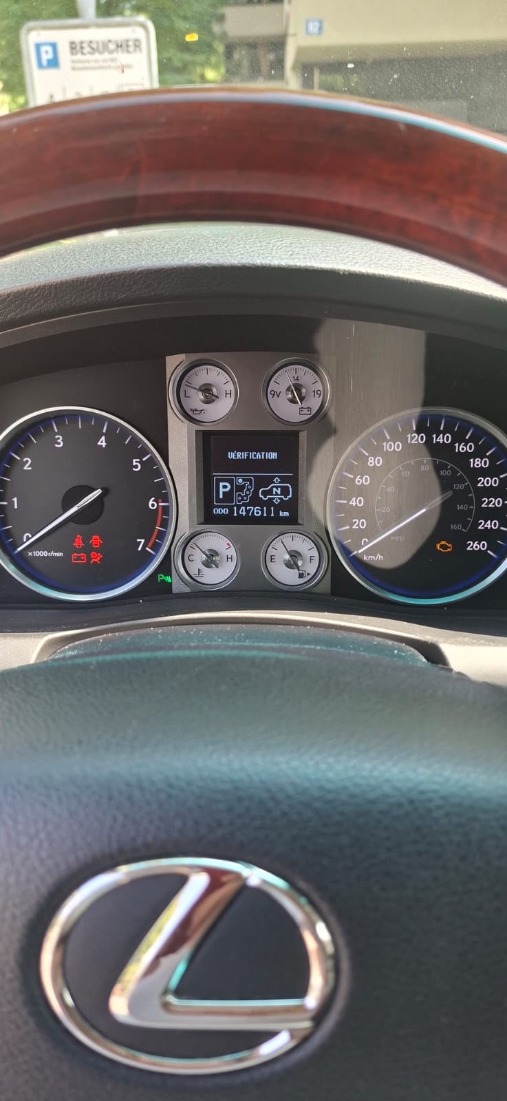 LEXUS LX 570 V8-image-2