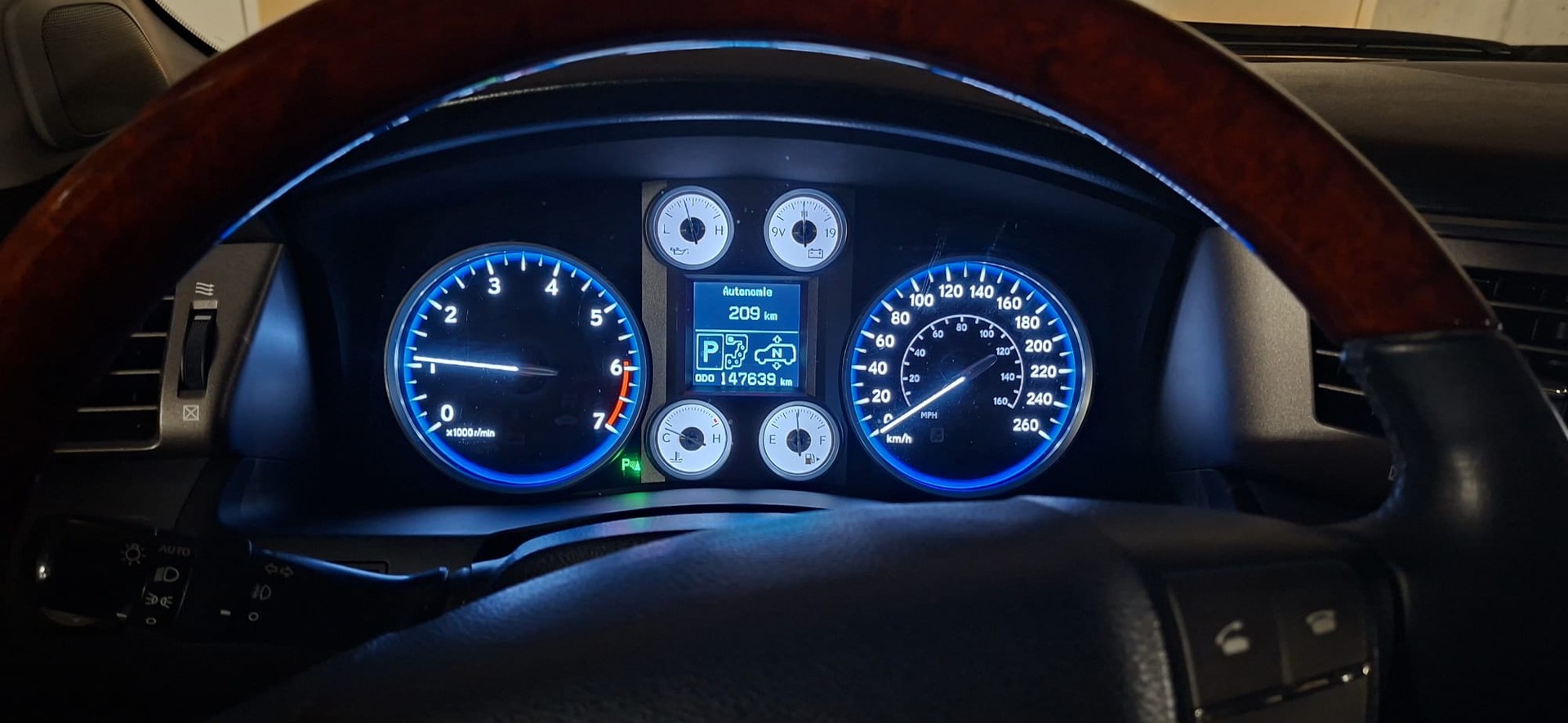 LEXUS LX 570 V8-image-5