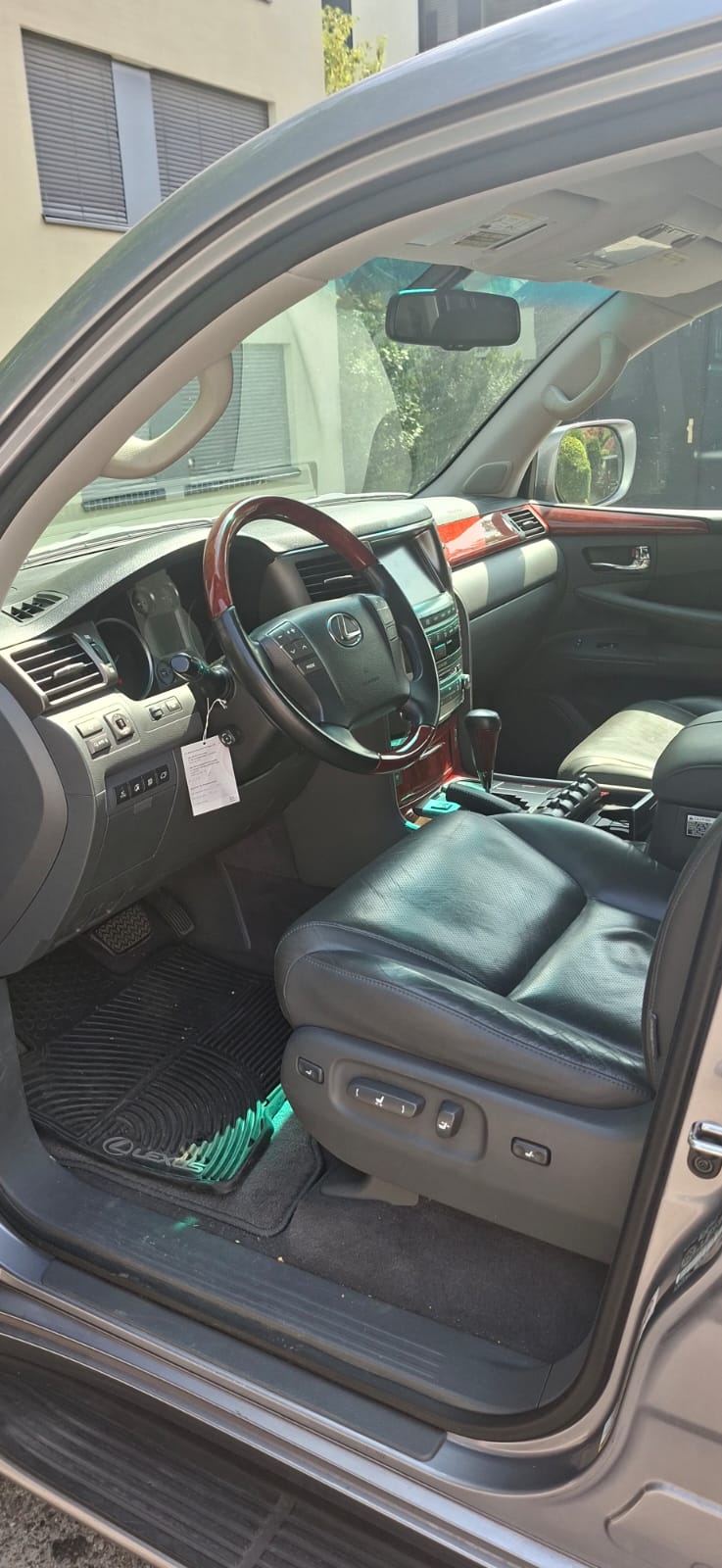 LEXUS LX 570 V8-image-1