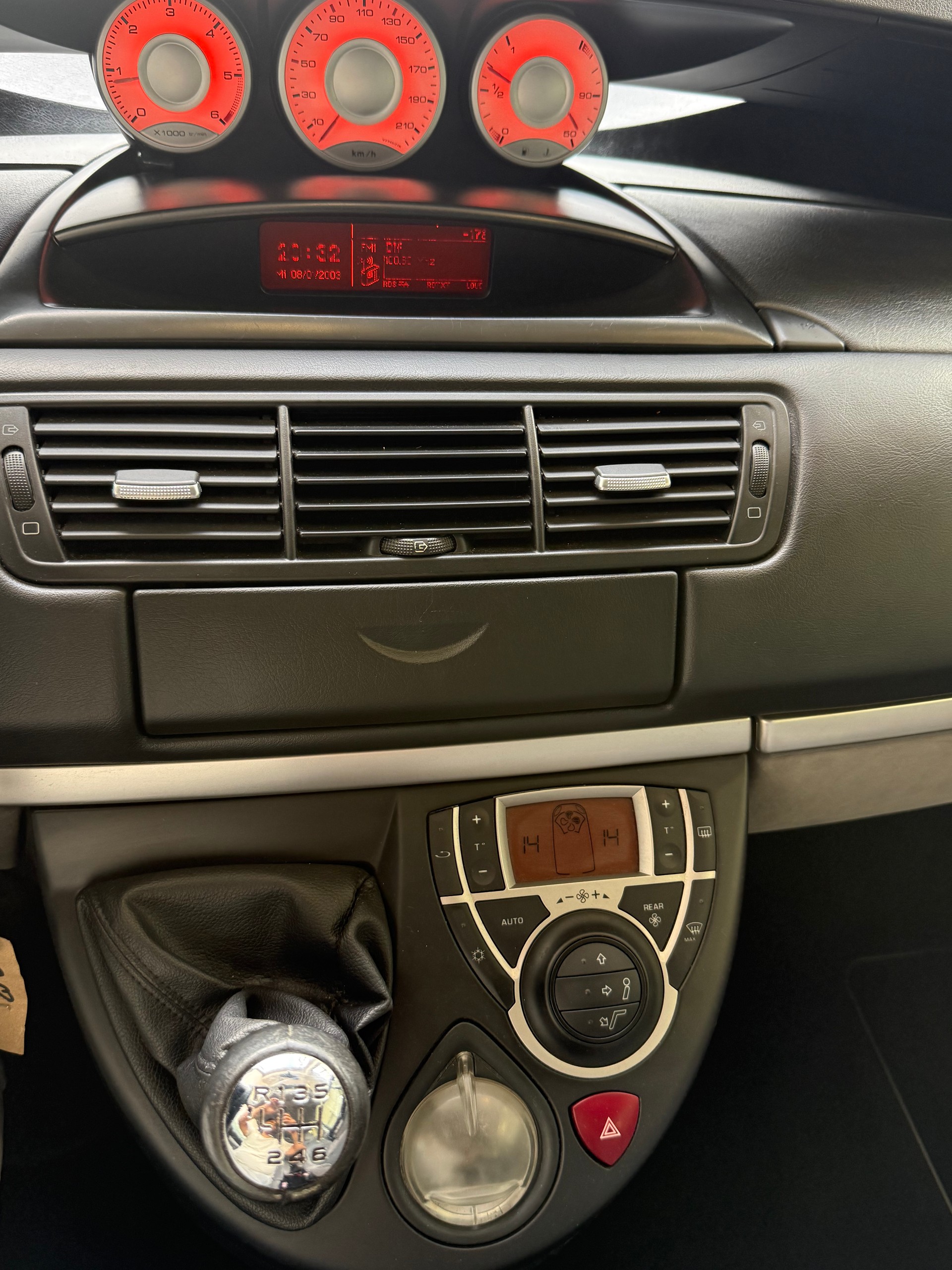 CITROEN C8 2.0 16V HDi Attraction-image-12