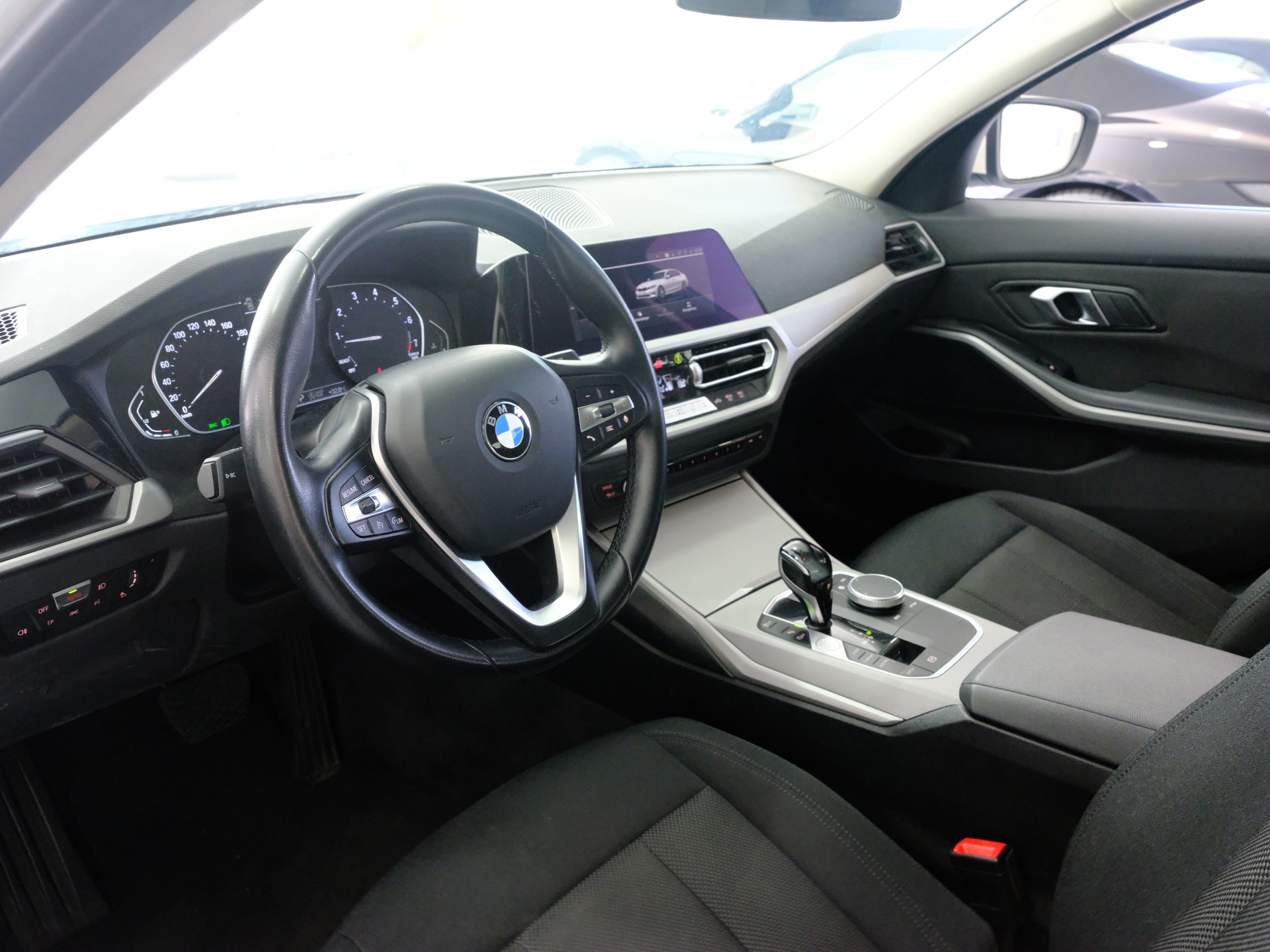 BMW 318i Steptronic-image-8