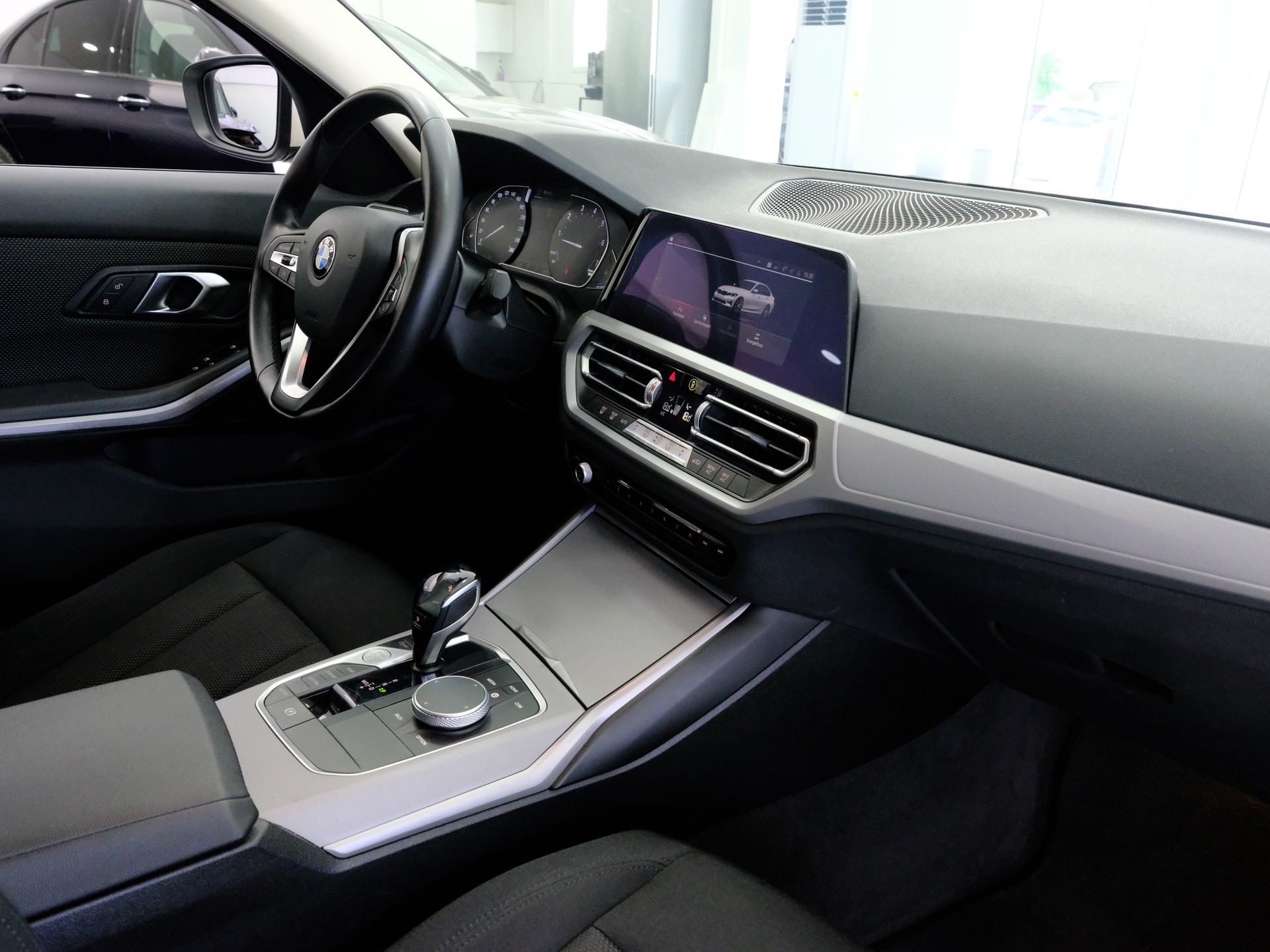 BMW 318i Steptronic-image-12