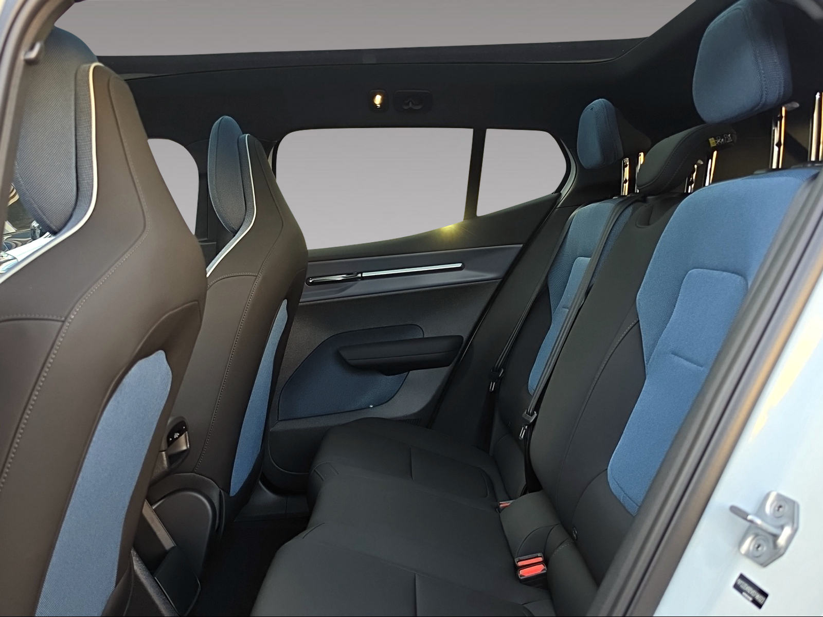 VOLVO EX30 P8 69 kWh AWD Black Edition-image-14