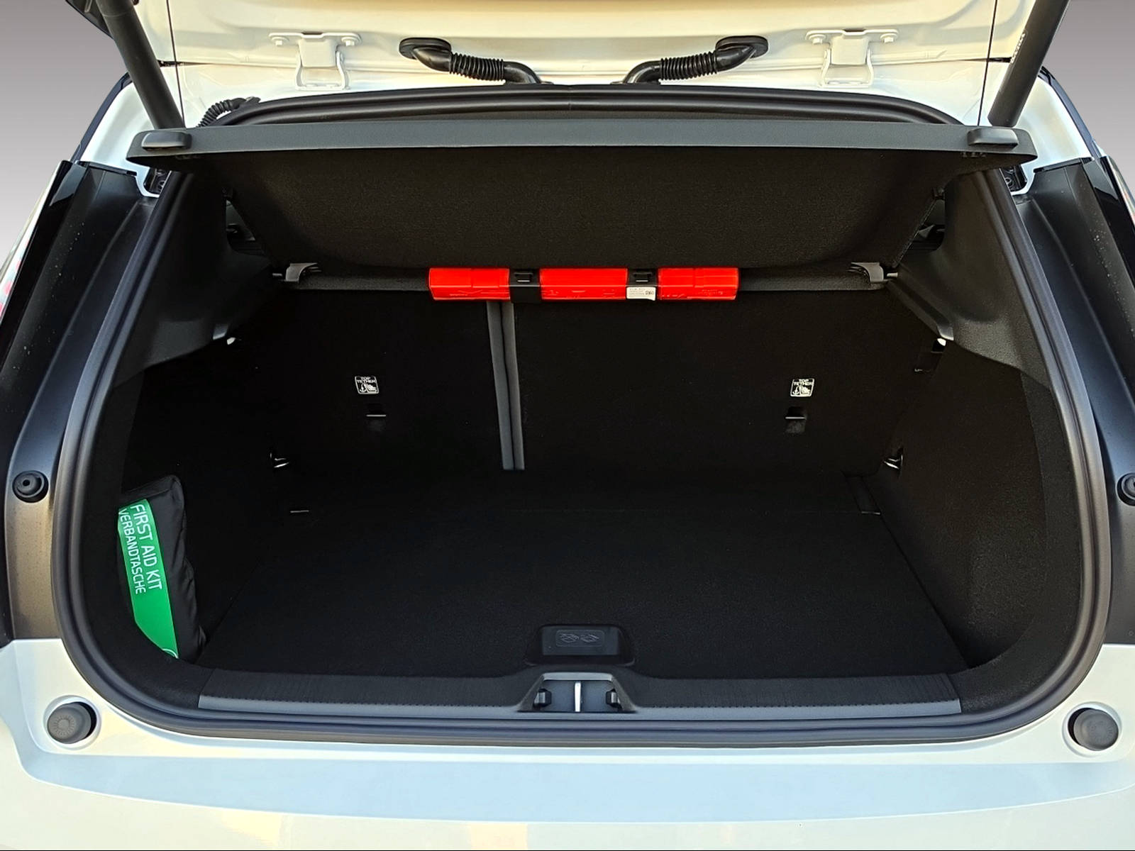 VOLVO EX30 P8 69 kWh AWD Black Edition-image-16