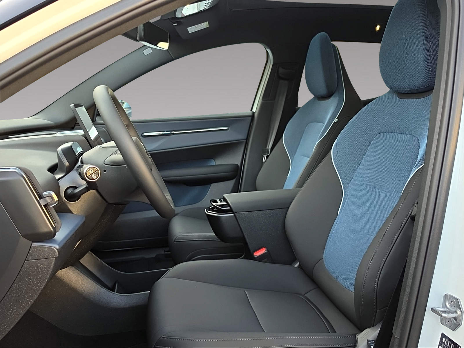 VOLVO EX30 P8 69 kWh AWD Black Edition-image-7