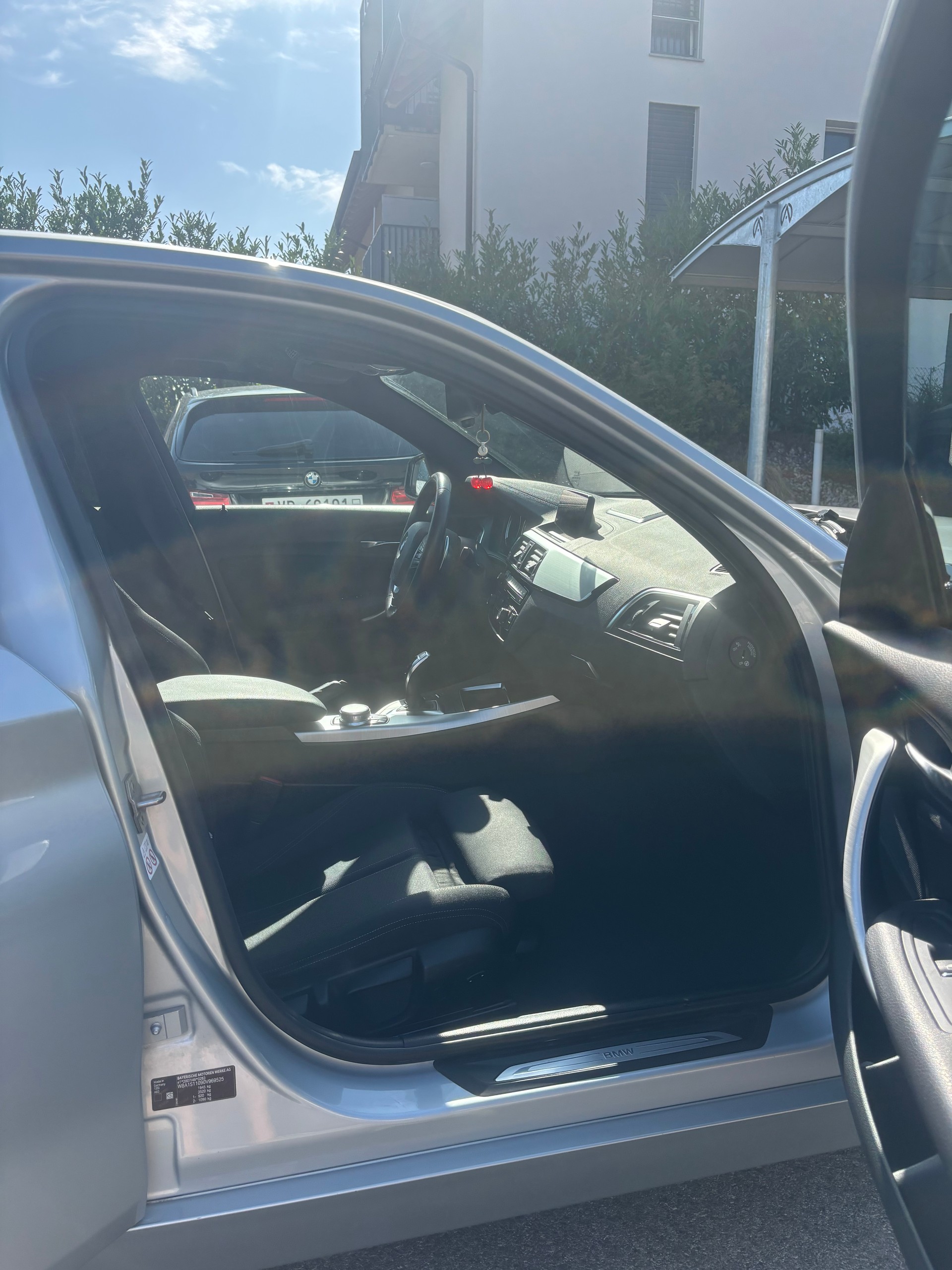BMW 120i-image-3